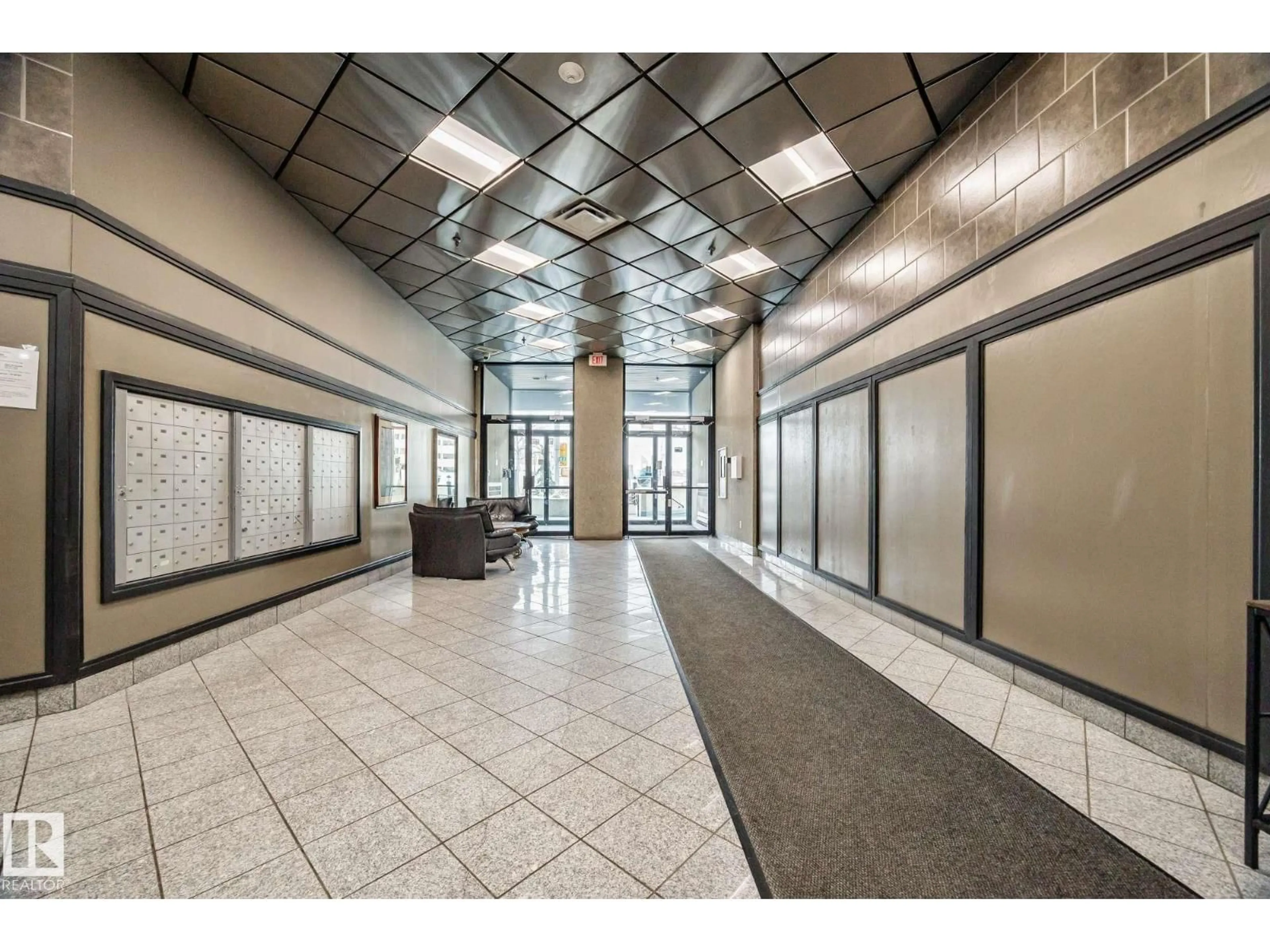 Indoor foyer for 1004 105 ST NW, Edmonton Alberta T5J3N1