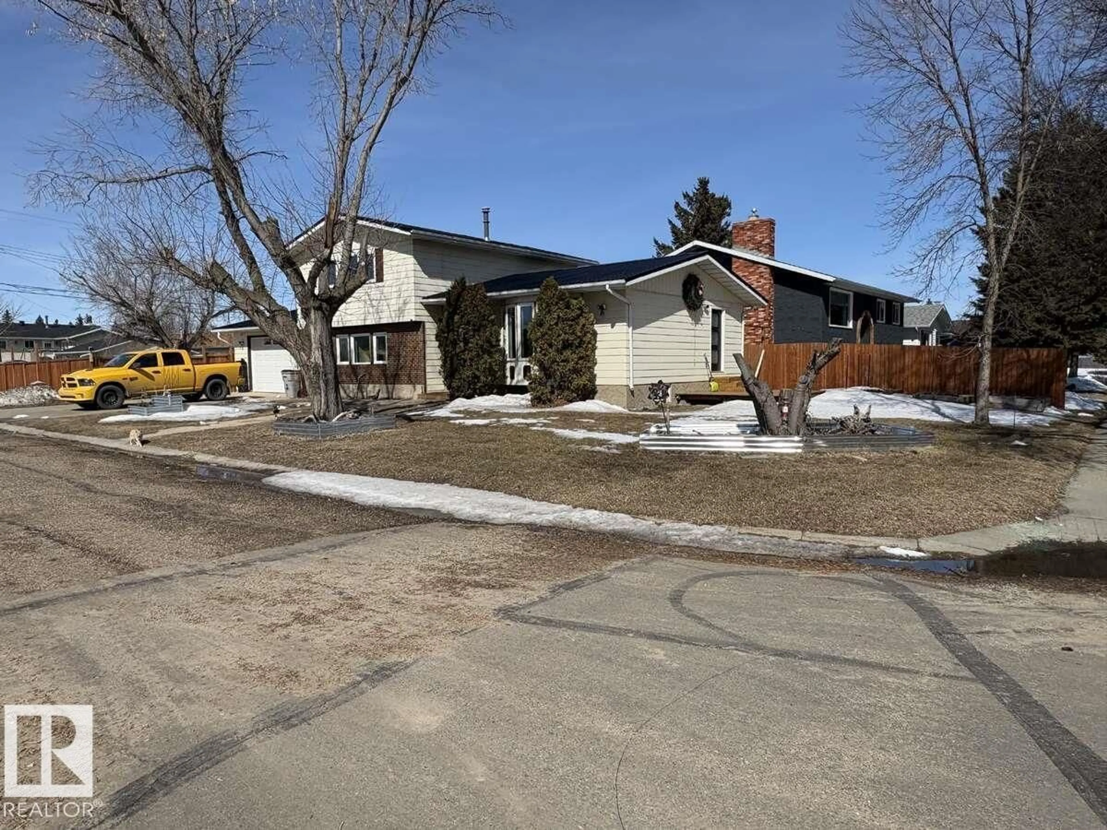 A pic from outside/outdoor area/front of a property/back of a property/a pic from drone, street for 5204 47 ST, Redwater Alberta T0A2W0