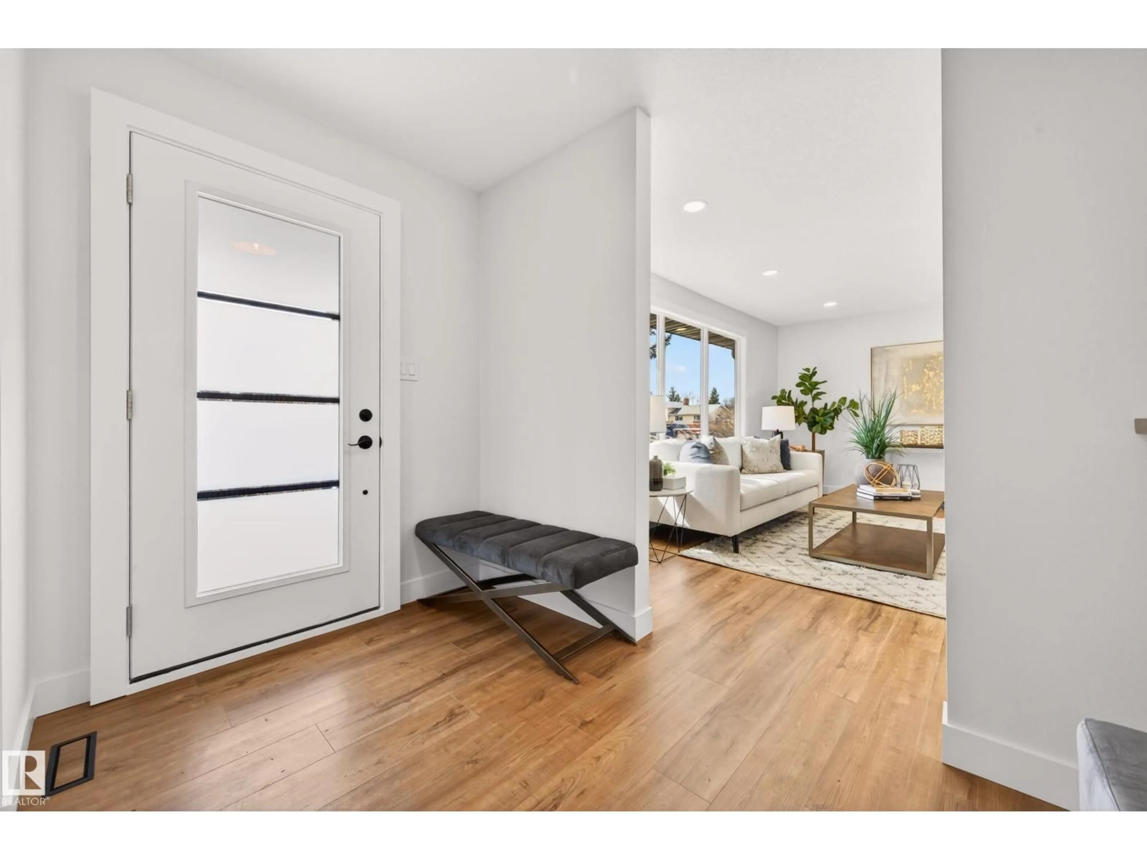 Indoor entryway for 18312 91 AV, Edmonton Alberta T5T1N9