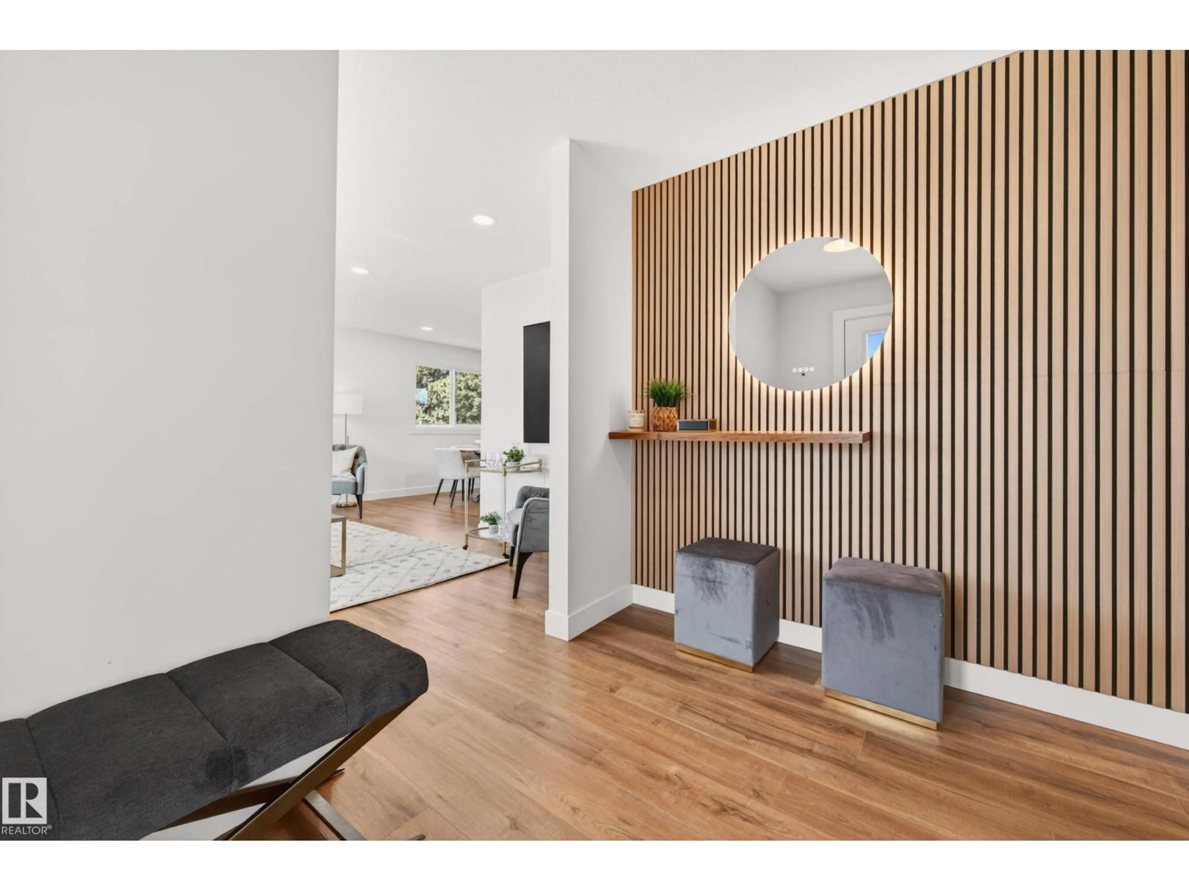 Indoor entryway for 18312 91 AV, Edmonton Alberta T5T1N9