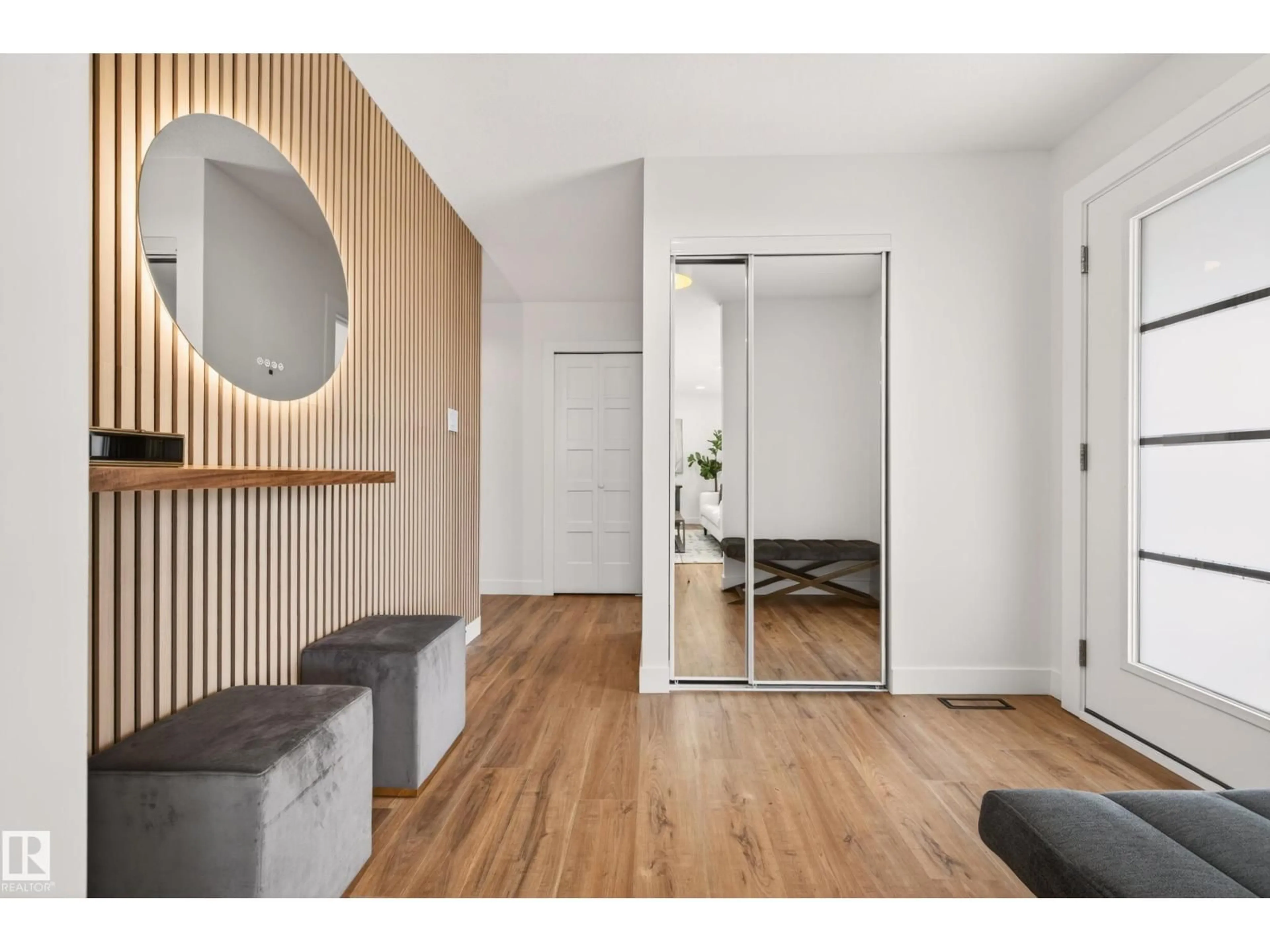 Indoor entryway for 18312 91 AV, Edmonton Alberta T5T1N9