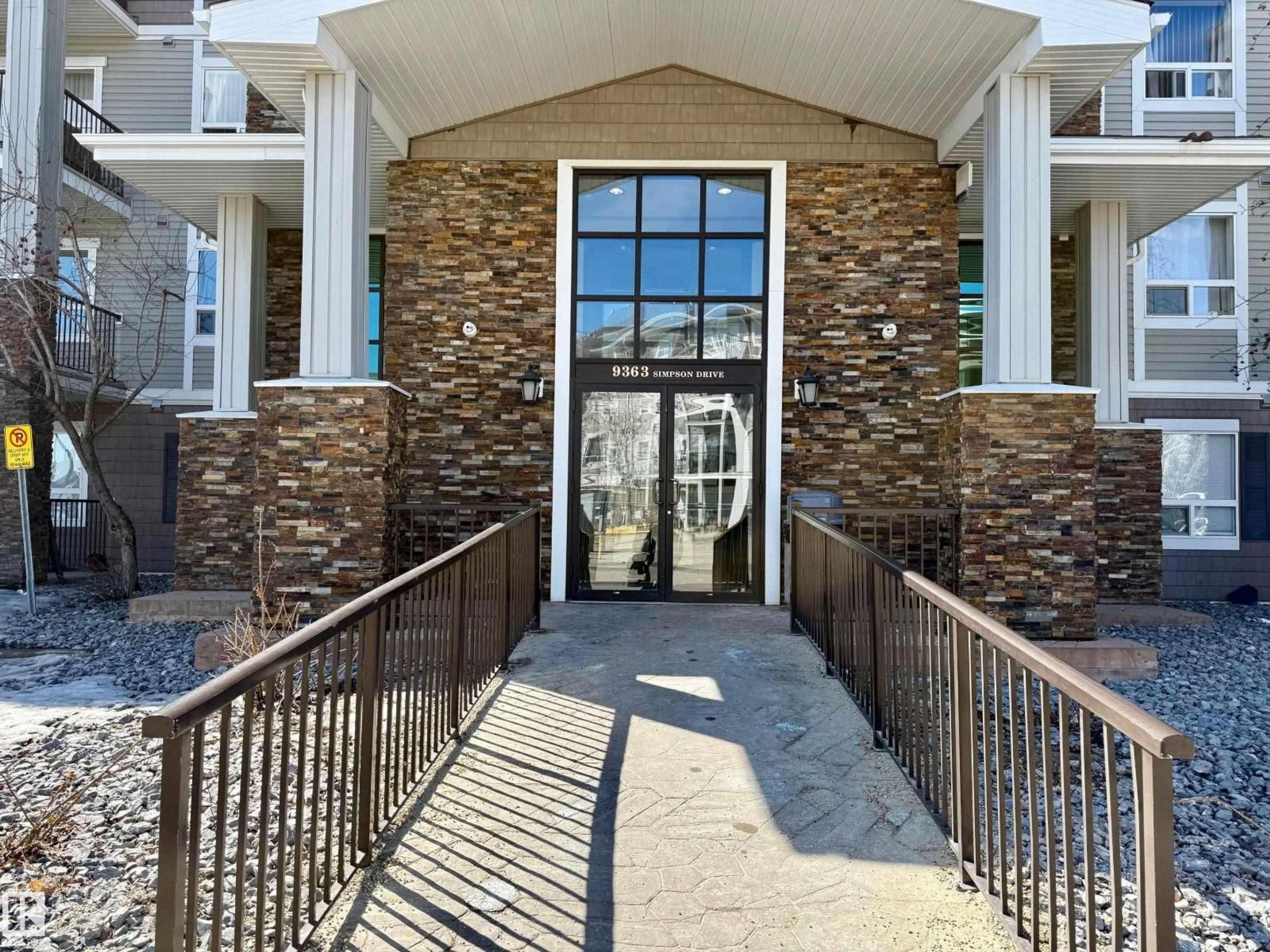Indoor entryway for 1302 SIMPSON DR, Edmonton Alberta T6R0N2