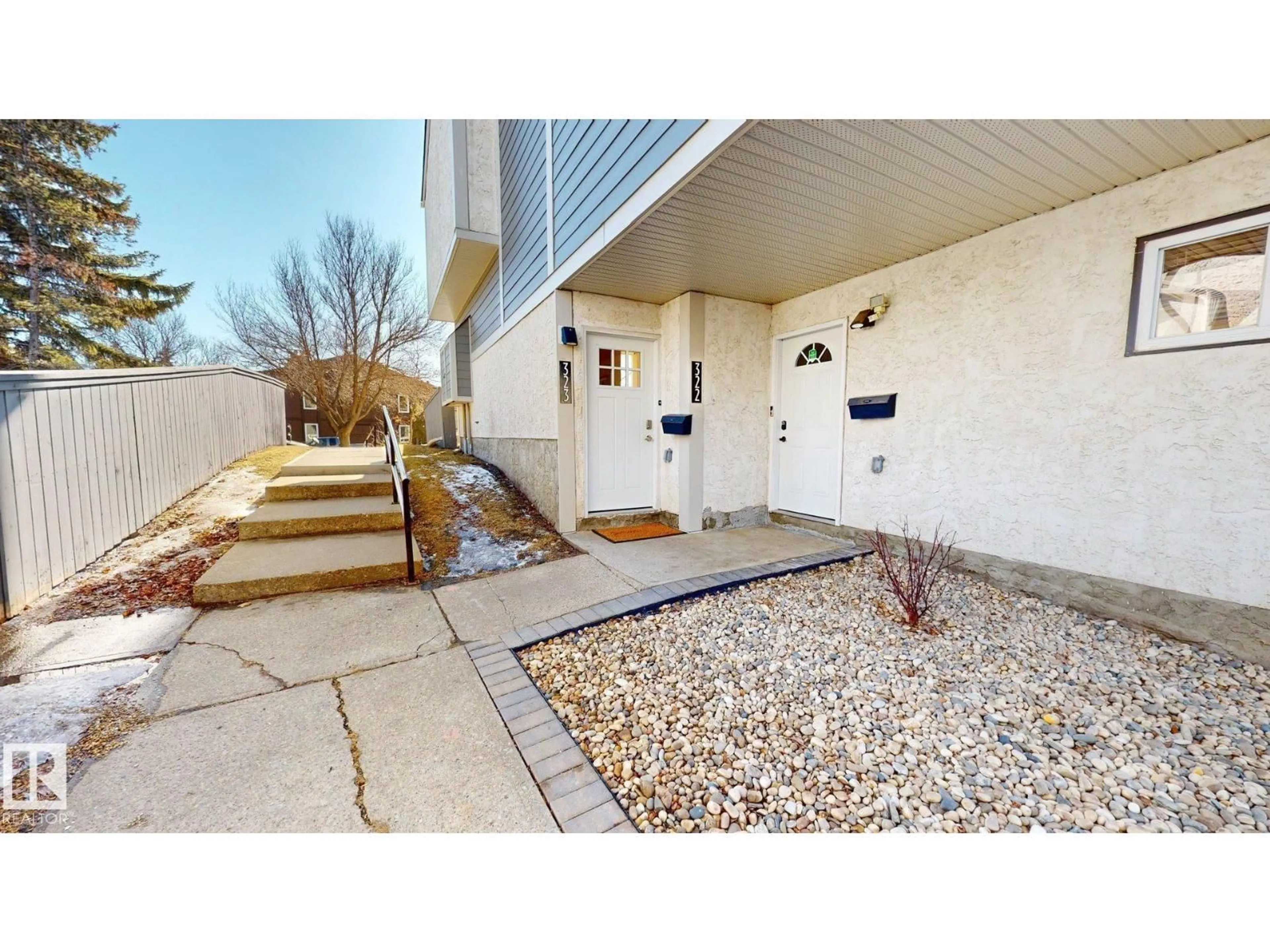 Indoor entryway for 323 WILLOW CT, Edmonton Alberta T5T2K7