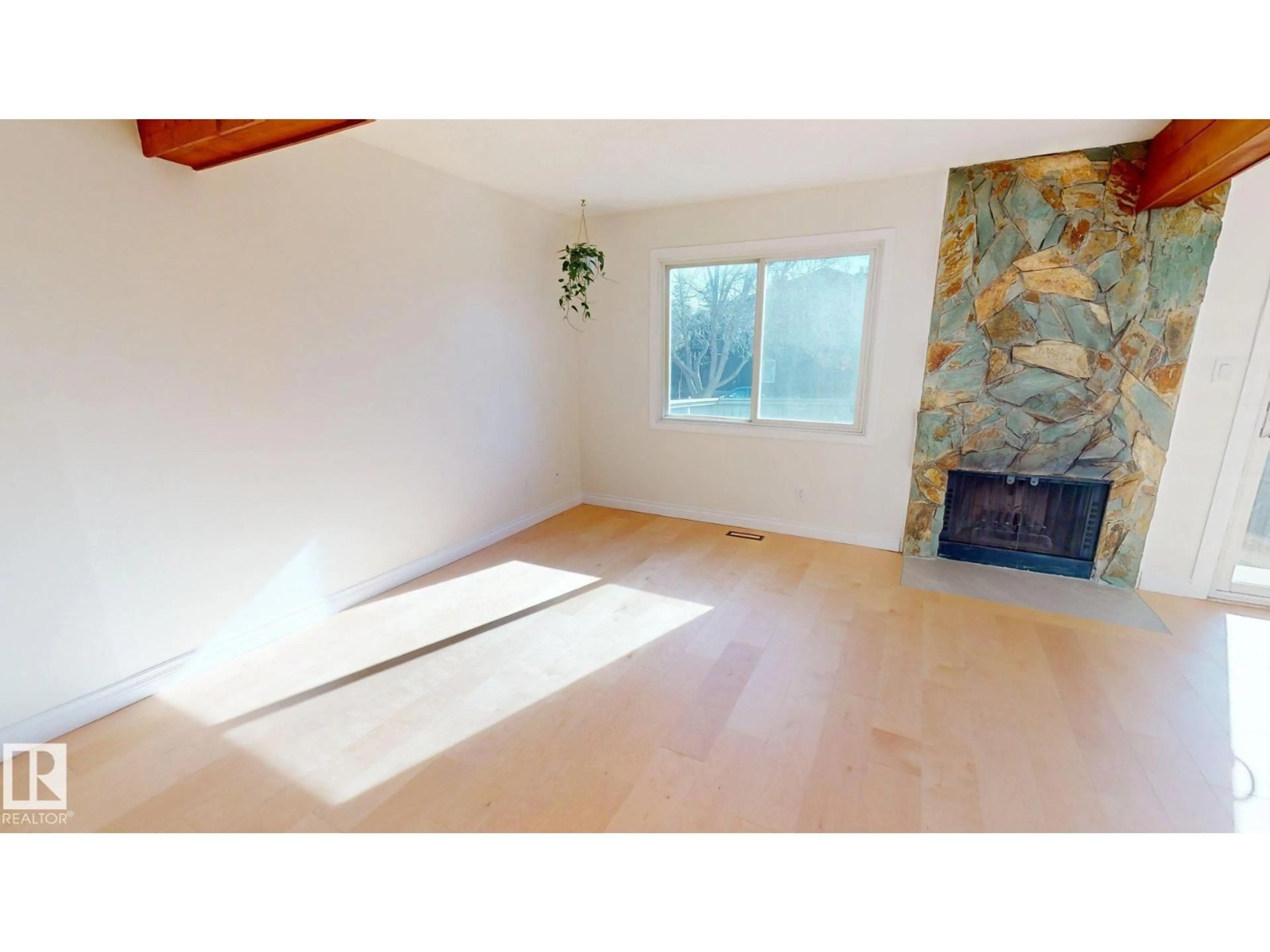 A pic of a room for 323 WILLOW CT, Edmonton Alberta T5T2K7