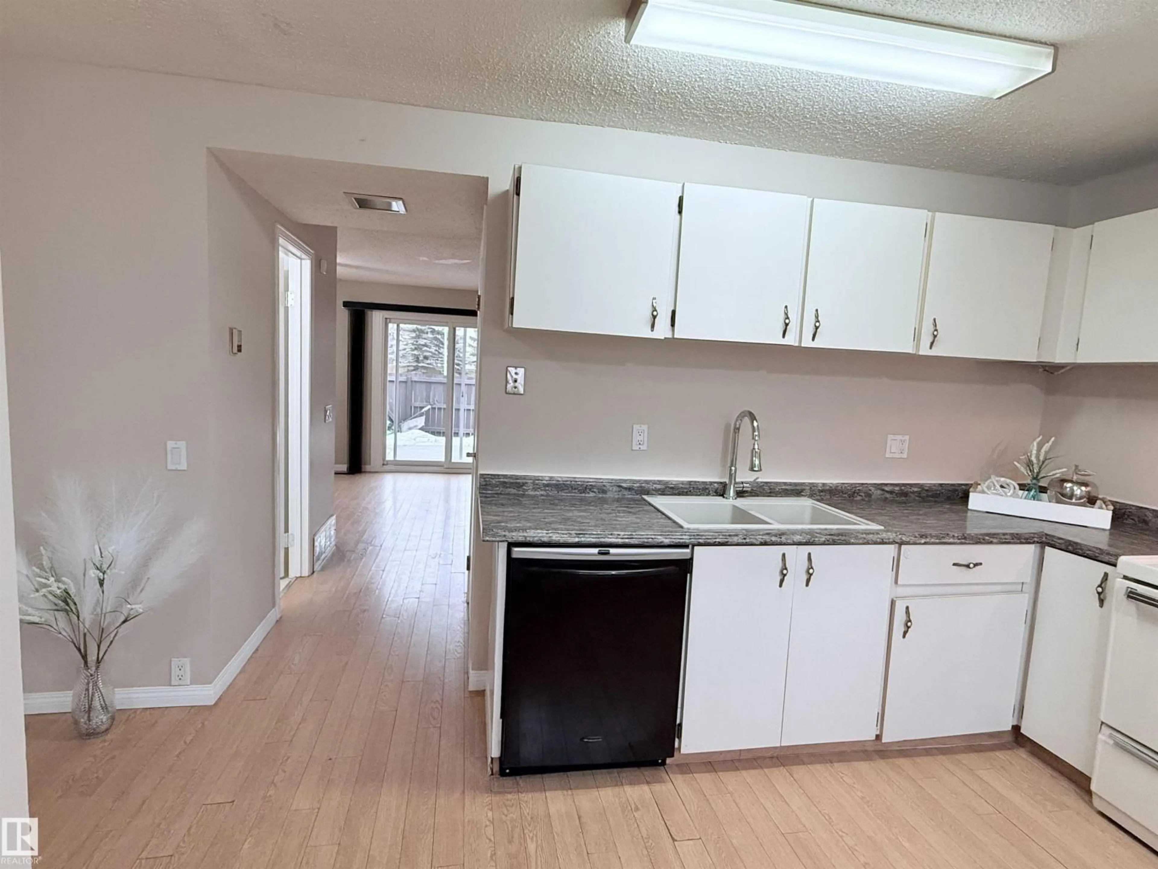 Unknown for 18118 93 AV, Edmonton Alberta T5T1Y1