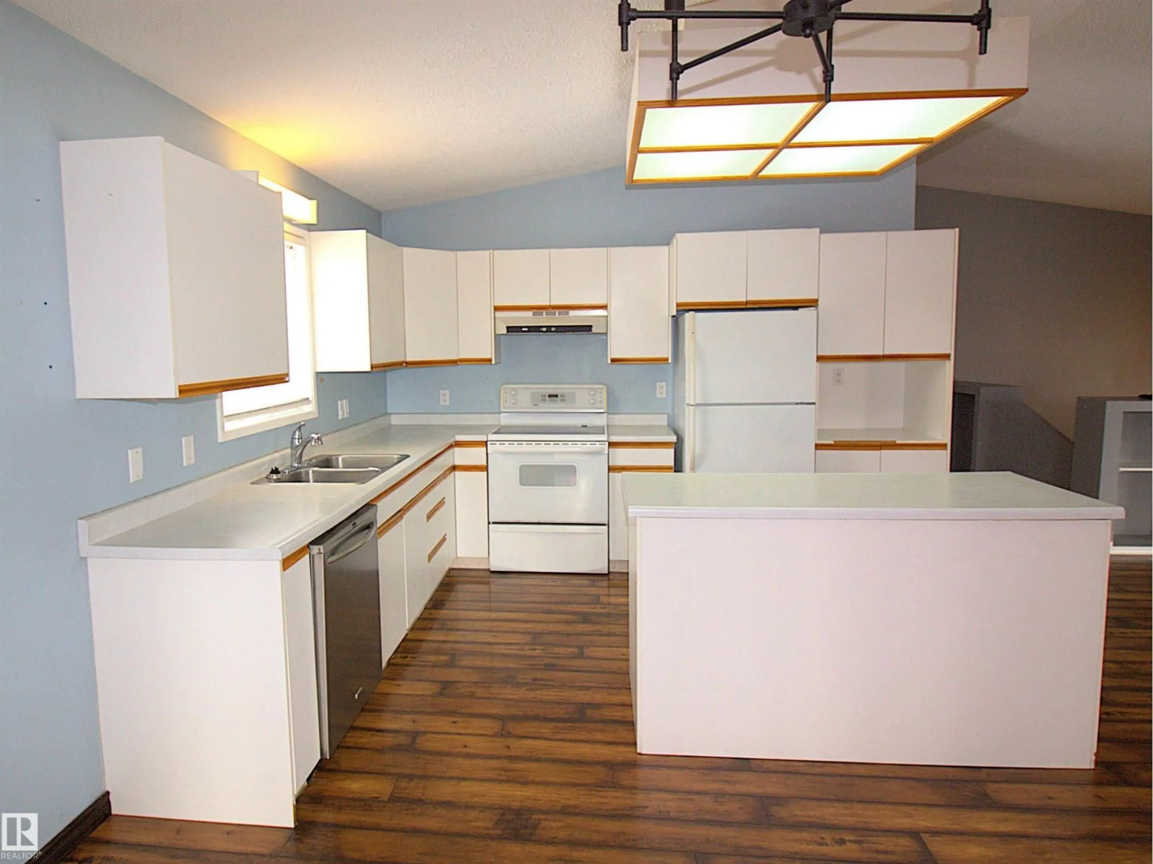 Open concept kitchen, wood/laminate floor for 202 202 - 59412 RNG ROAD 95, Rural St. Paul County Alberta T0A3A0