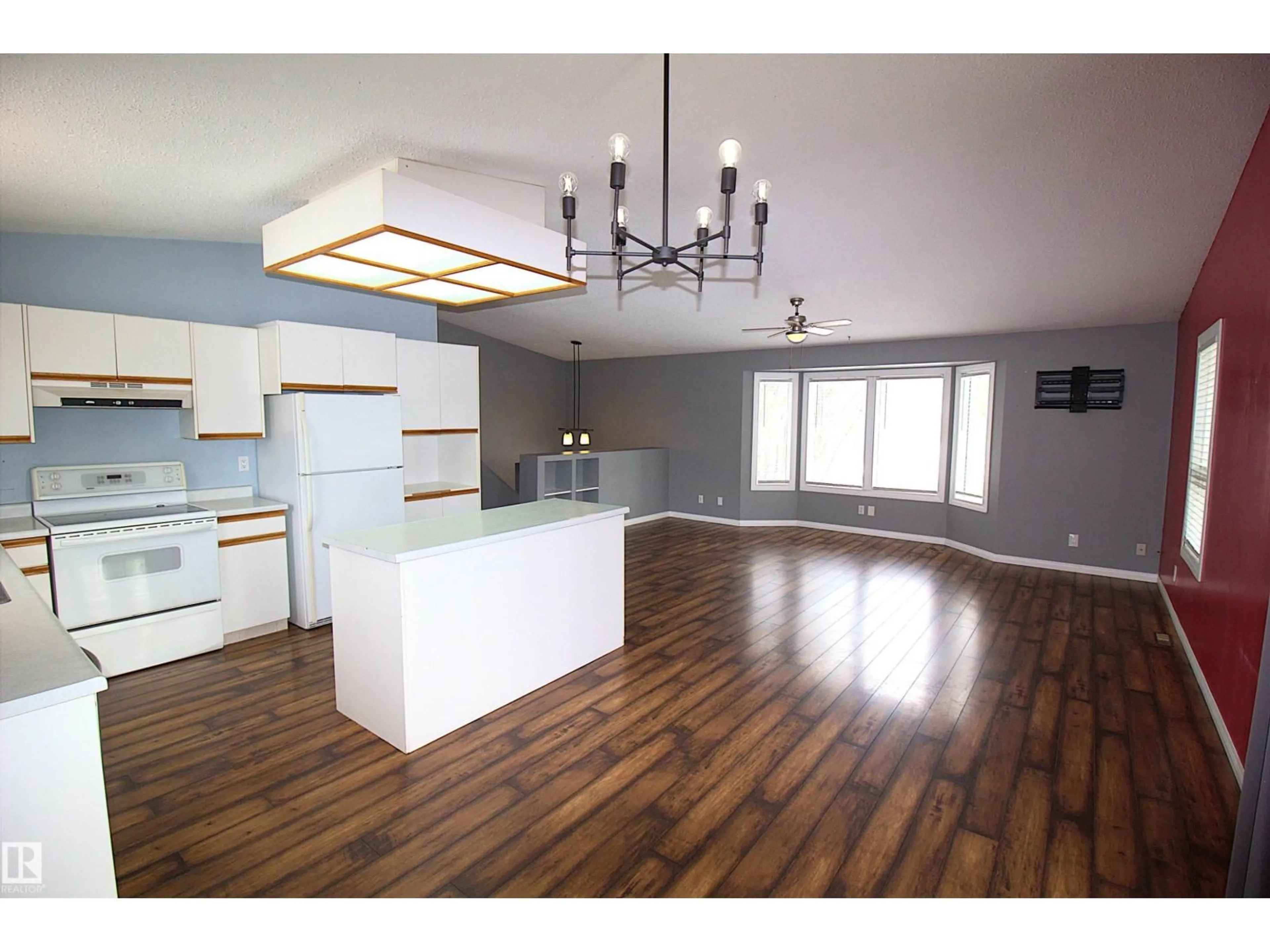 Open concept kitchen, wood/laminate floor for 202 202 - 59412 RNG ROAD 95, Rural St. Paul County Alberta T0A3A0