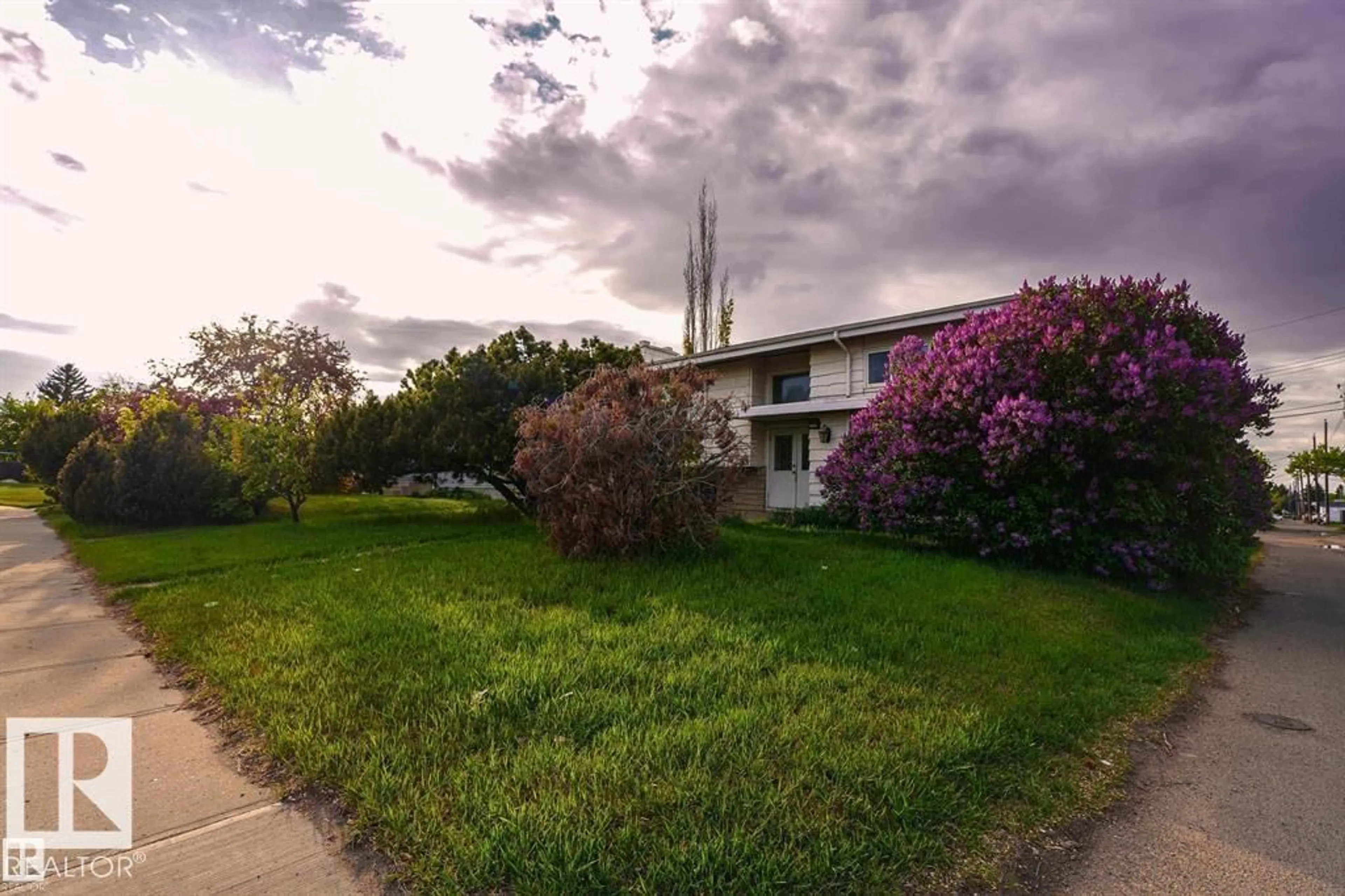 A pic from outside/outdoor area/front of a property/back of a property/a pic from drone, street for 12708 133A AV, Edmonton Alberta T5L3T6