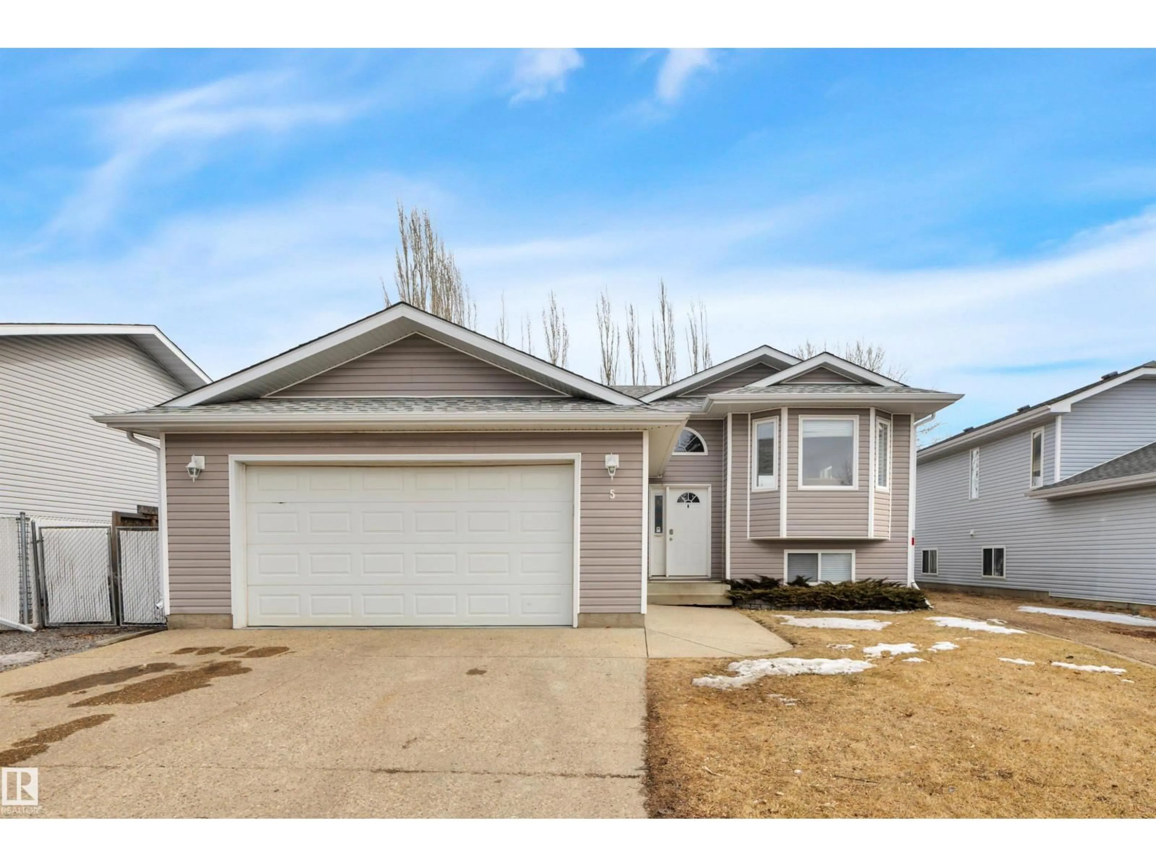 Home with vinyl exterior material, street for 5 PARKVIEW CR, Calmar Alberta T0C0V0