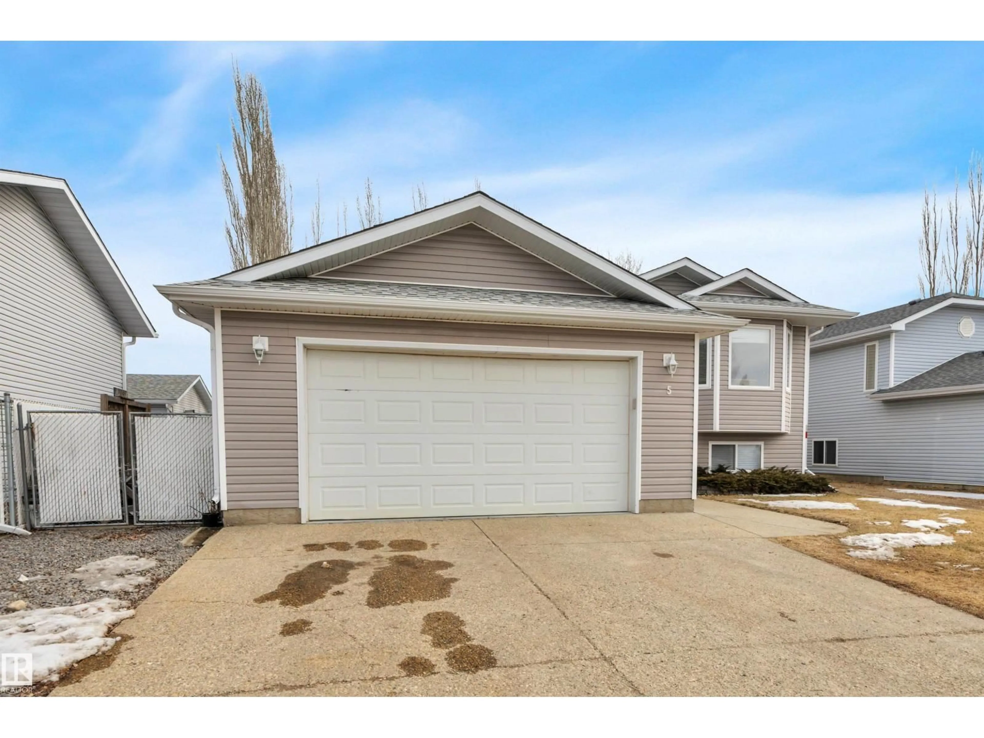 Home with vinyl exterior material, street for 5 PARKVIEW CR, Calmar Alberta T0C0V0