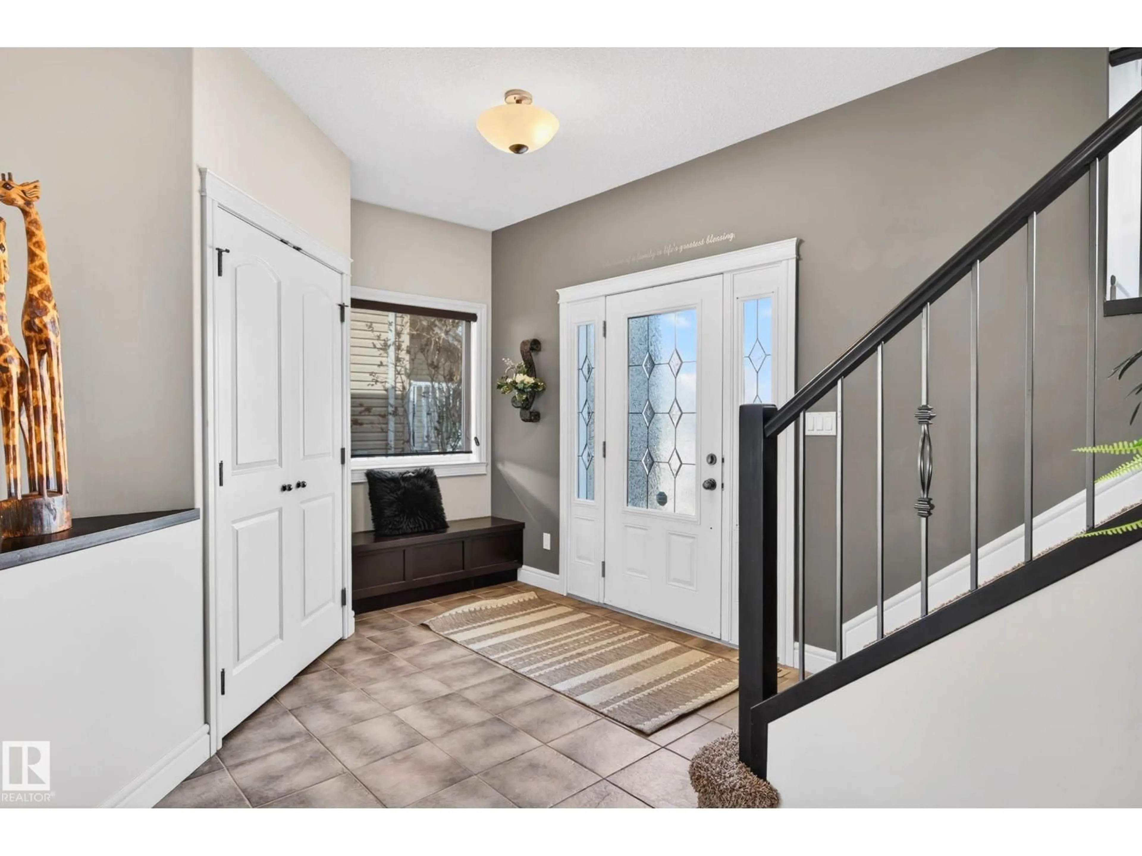 Indoor entryway for 42 OAK VISTA DR, St. Albert Alberta T8N1C2