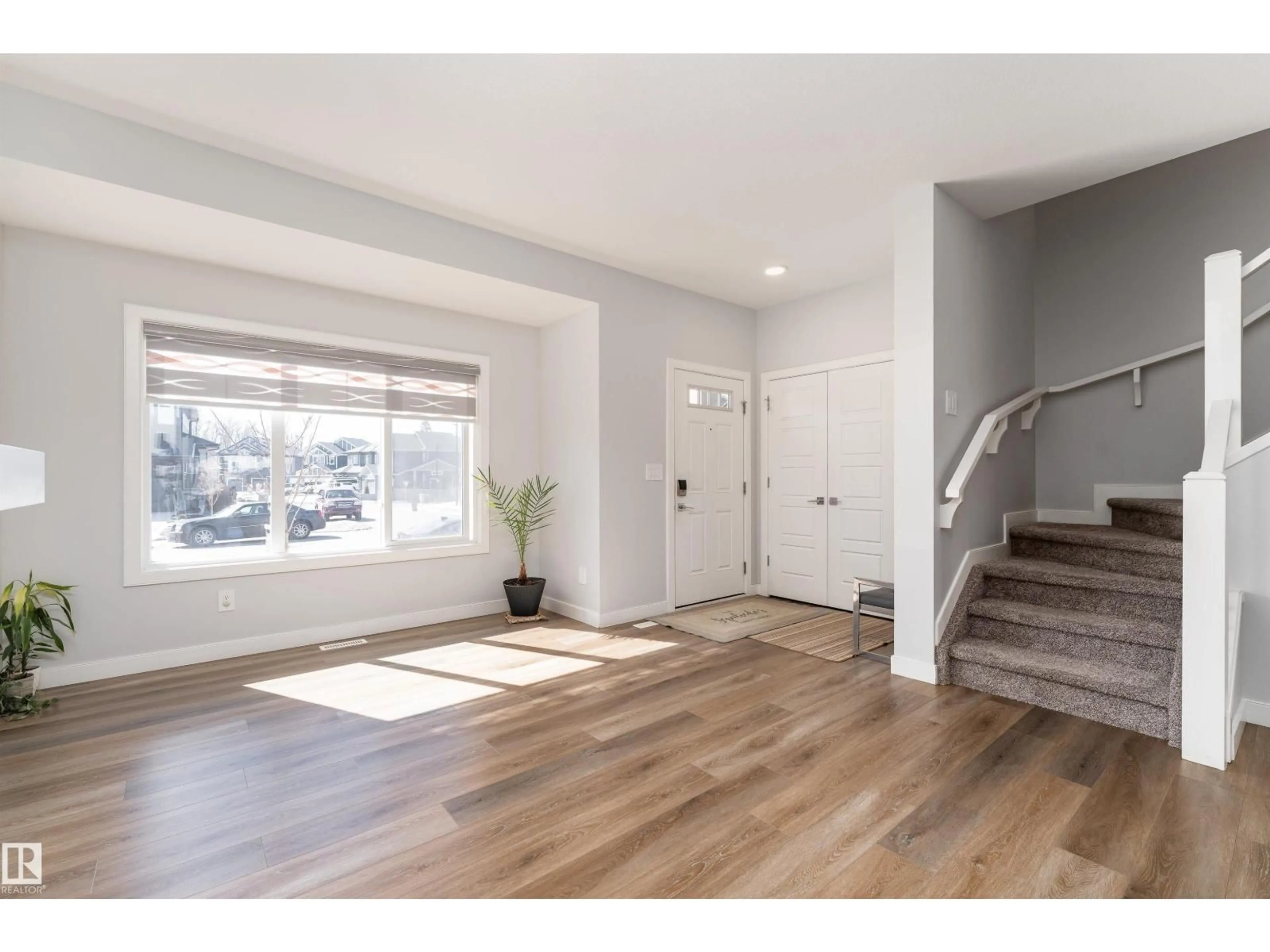 Indoor entryway for 858 NORTHERN HARRIER LN, Edmonton Alberta T5S0P8