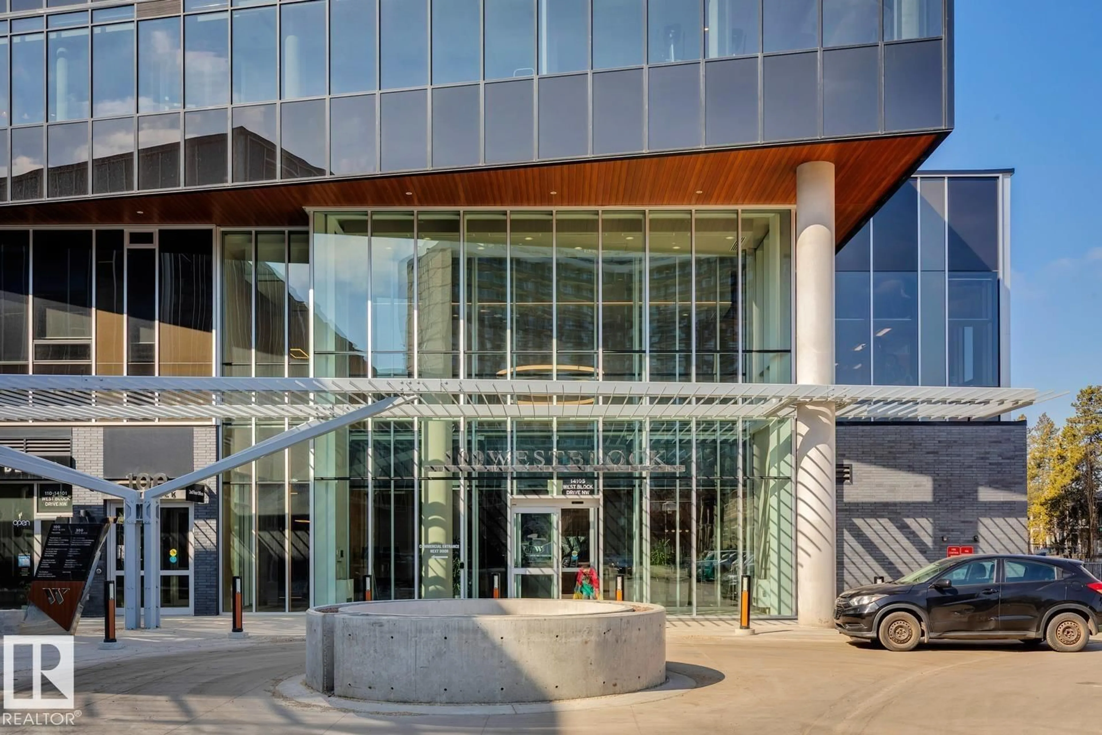 Indoor foyer for #703 - 14105 BLOCK DR, Edmonton Alberta T5N1L5