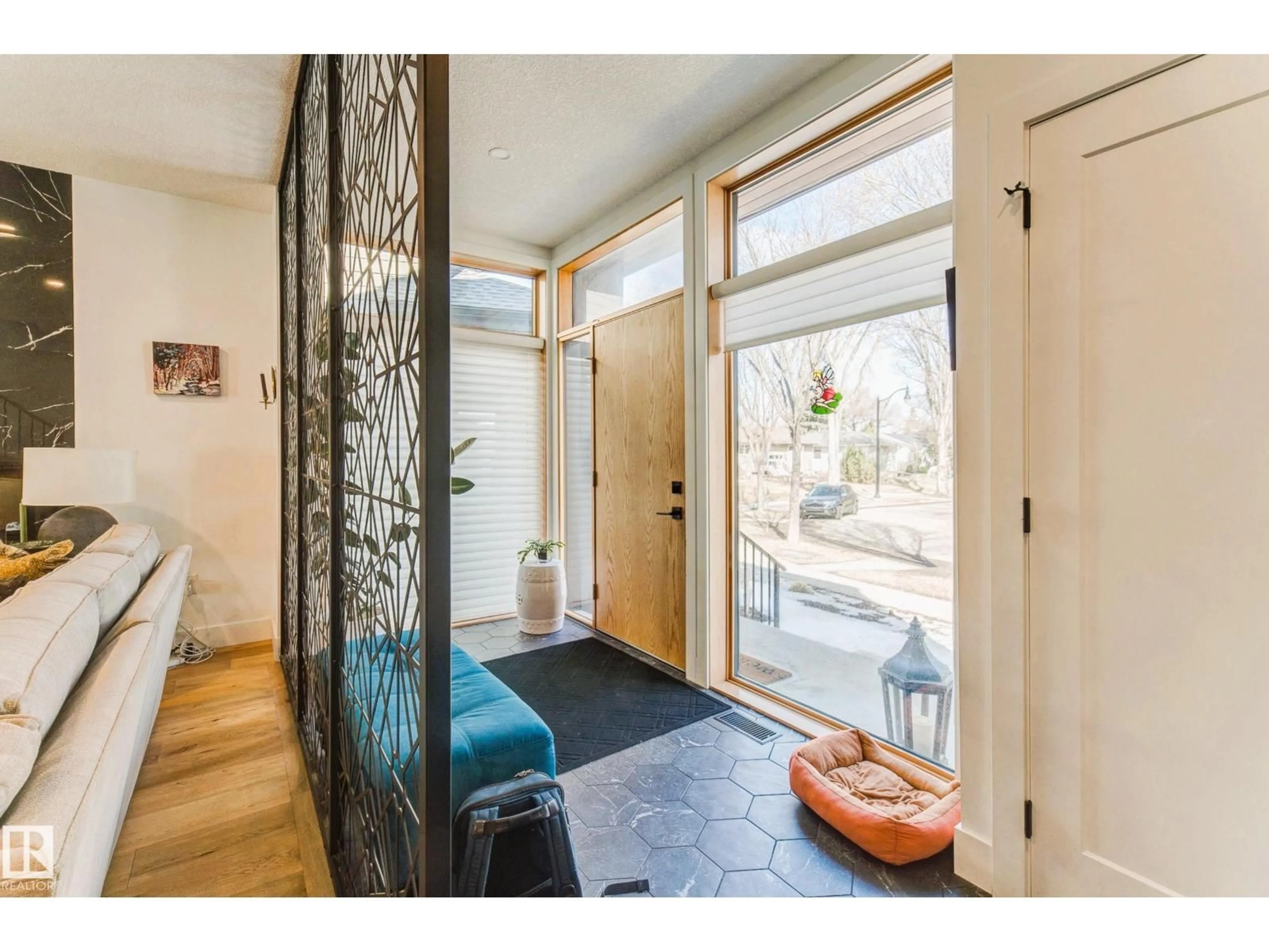 Indoor entryway for 14717 92 AV, Edmonton Alberta T5R5B4