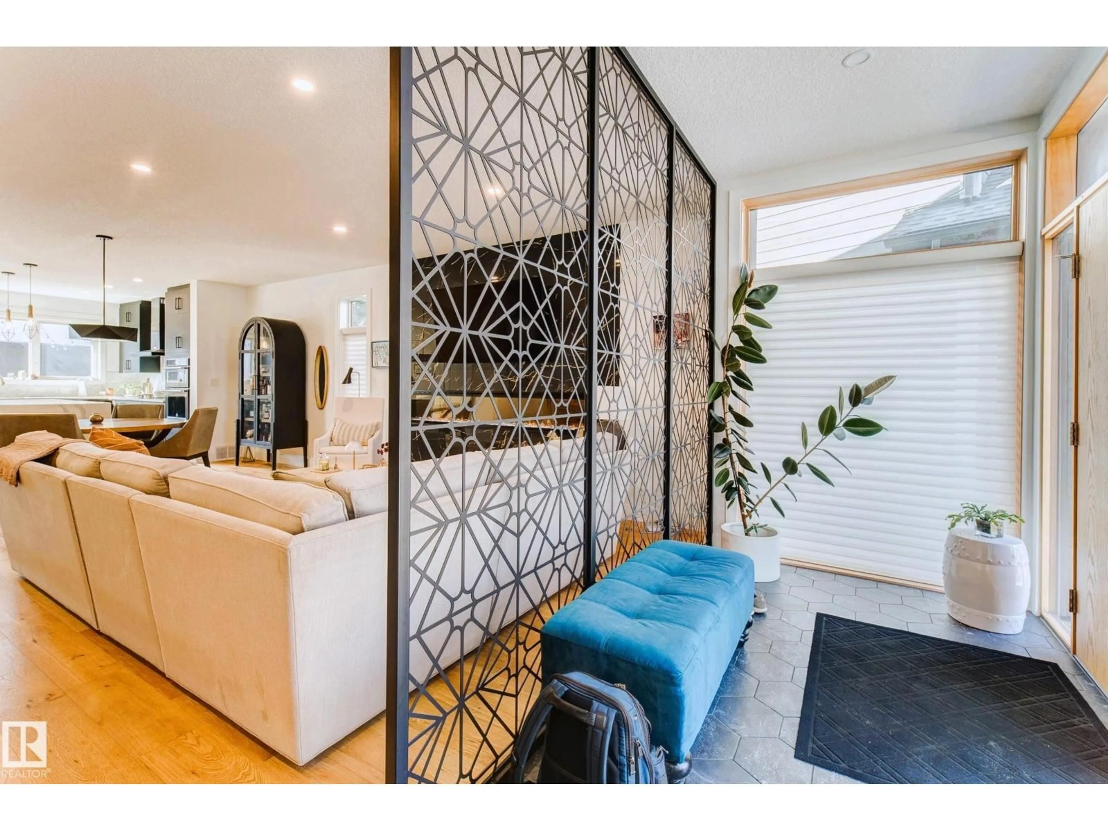 Indoor entryway for 14717 92 AV, Edmonton Alberta T5R5B4