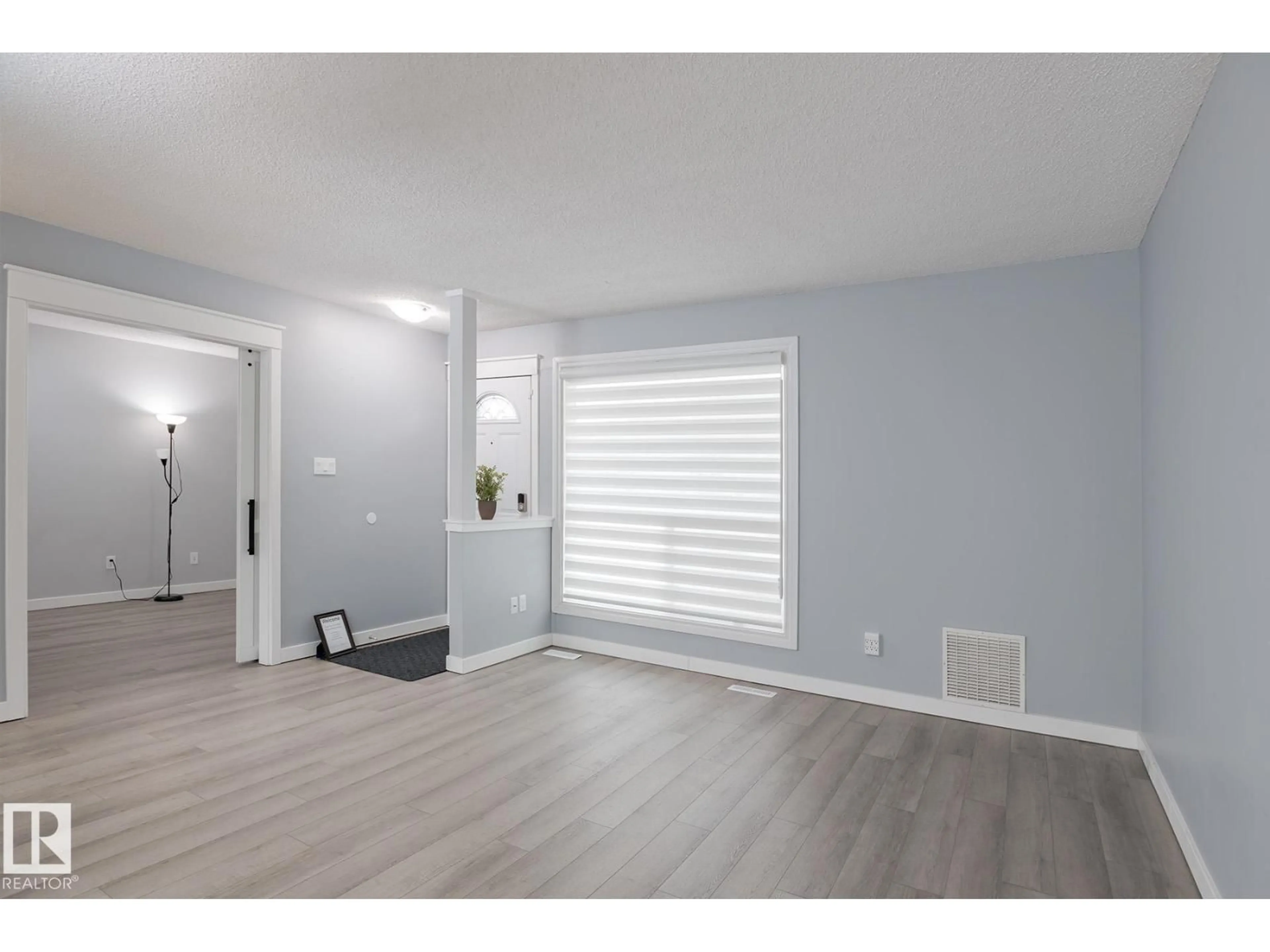 A pic of a room for 11142 18 AV, Edmonton Alberta T6J4T9
