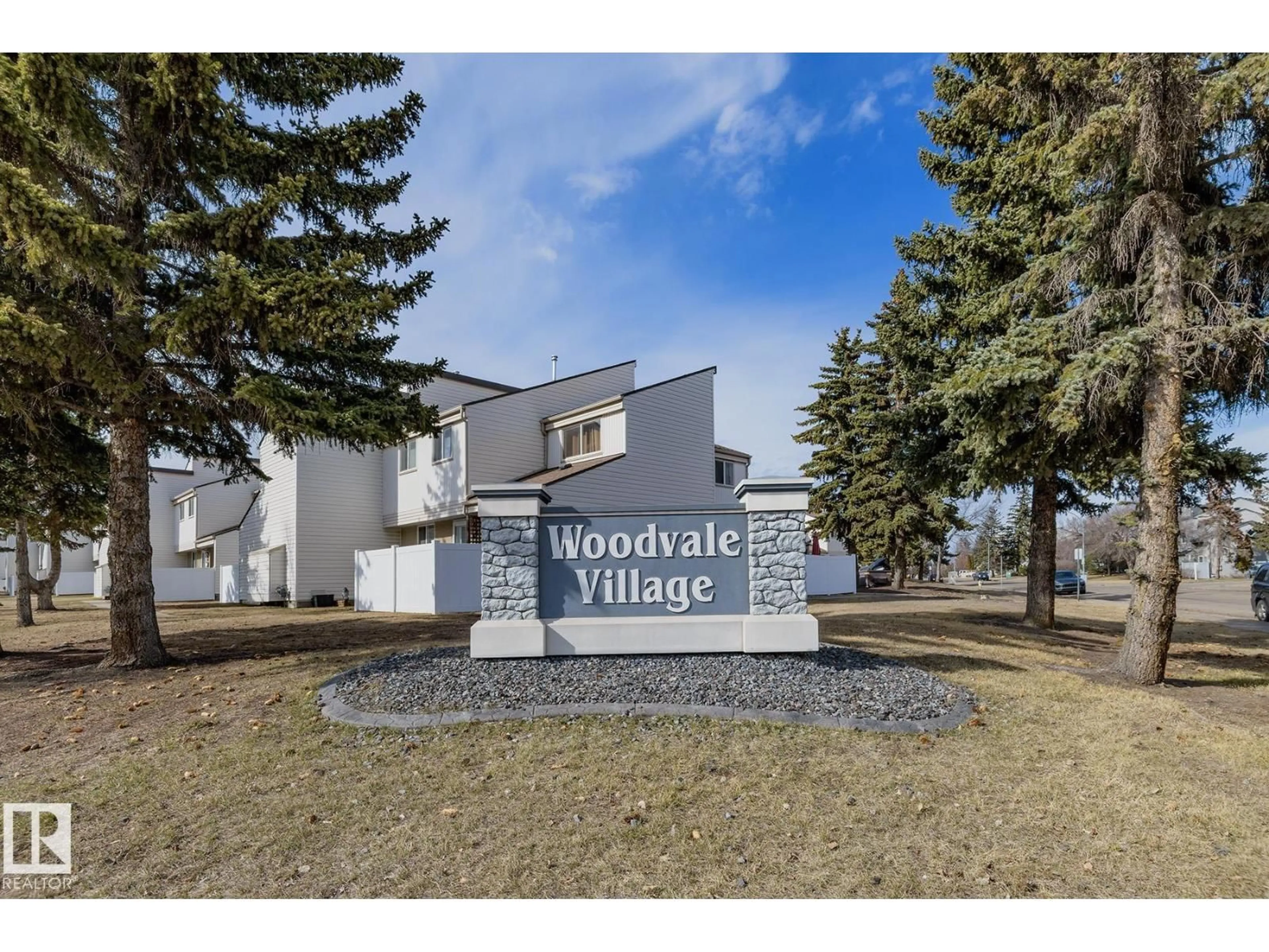 Indoor foyer for 37 WOODVALE VG, Edmonton Alberta T6L1W4