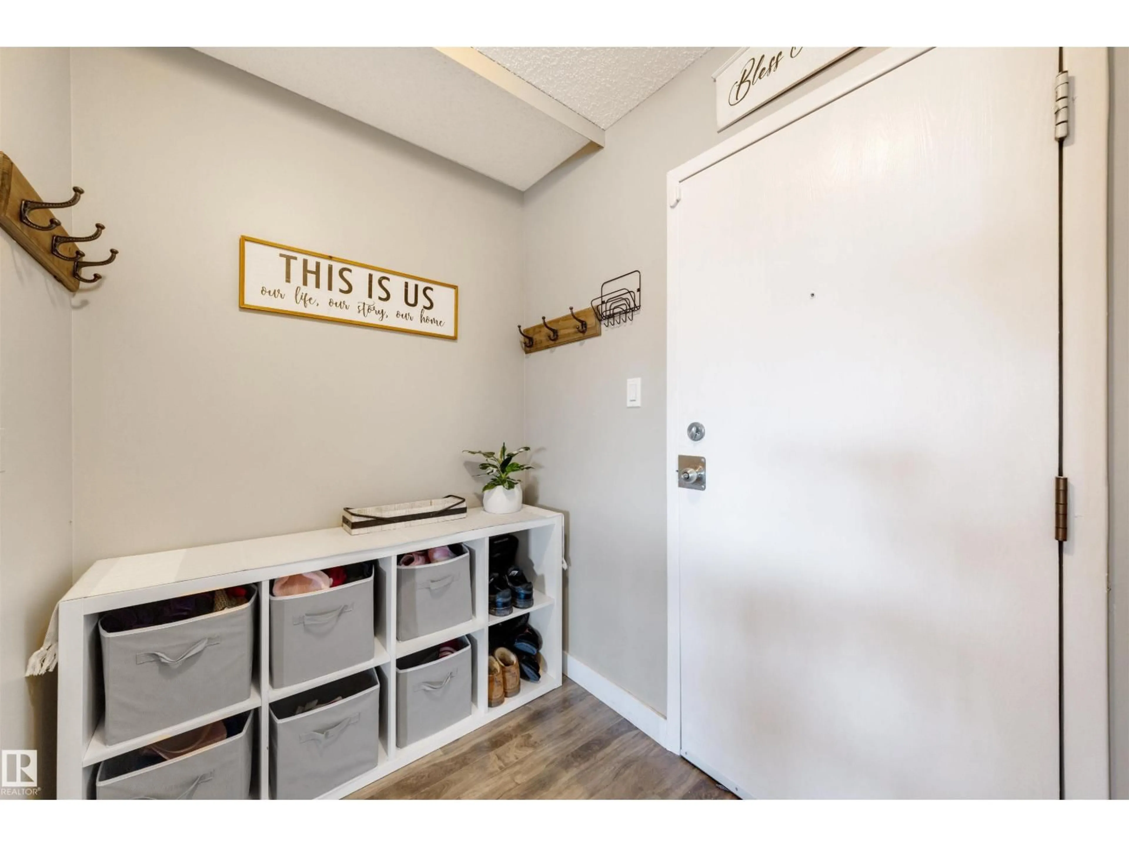 Indoor entryway for 310 - 5316 118 AV, Edmonton Alberta T5W1C4