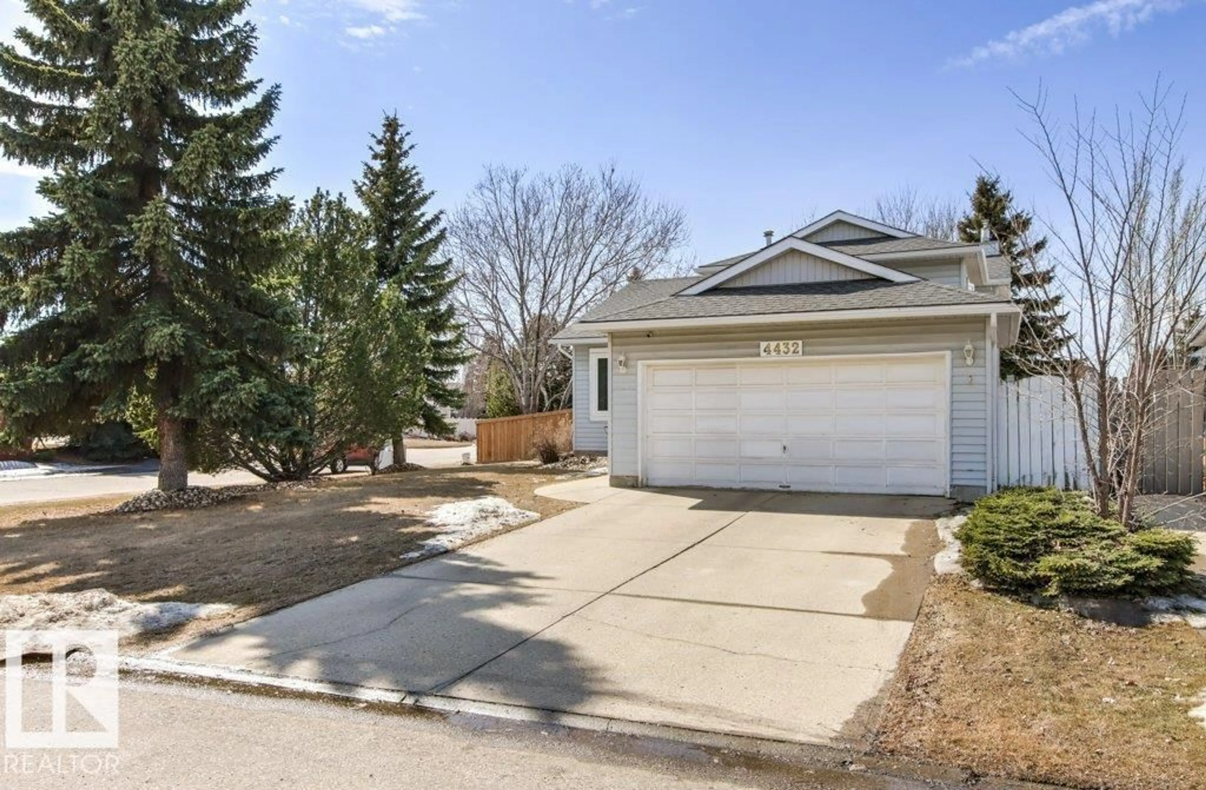 A pic from outside/outdoor area/front of a property/back of a property/a pic from drone, street for 4432 32 ST, Edmonton Alberta T6T1E8