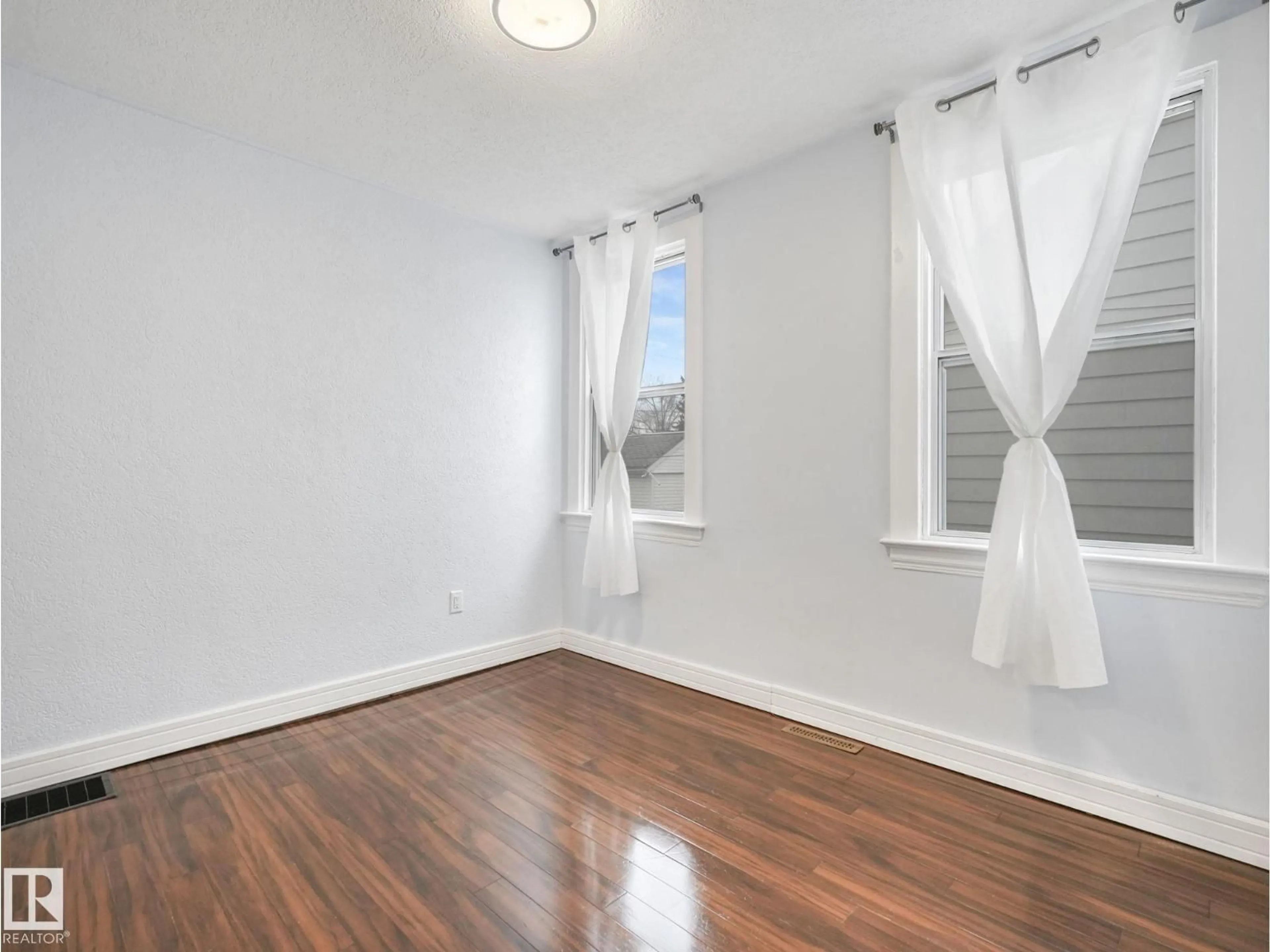 A pic of a room for NW - 12141 96 ST, Edmonton Alberta T5G1V9