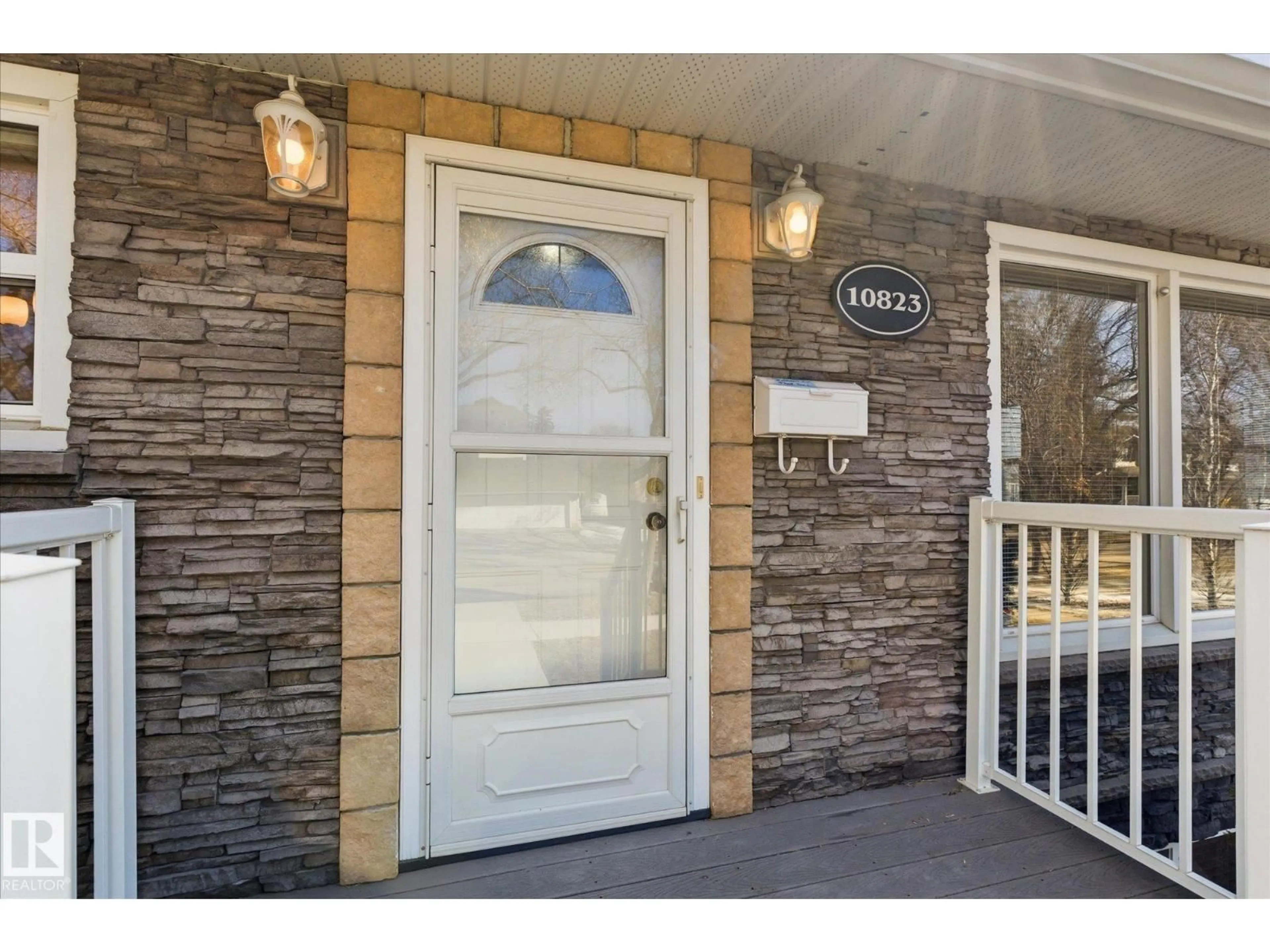 Indoor entryway for 10823 122 ST, Edmonton Alberta T5M0A5