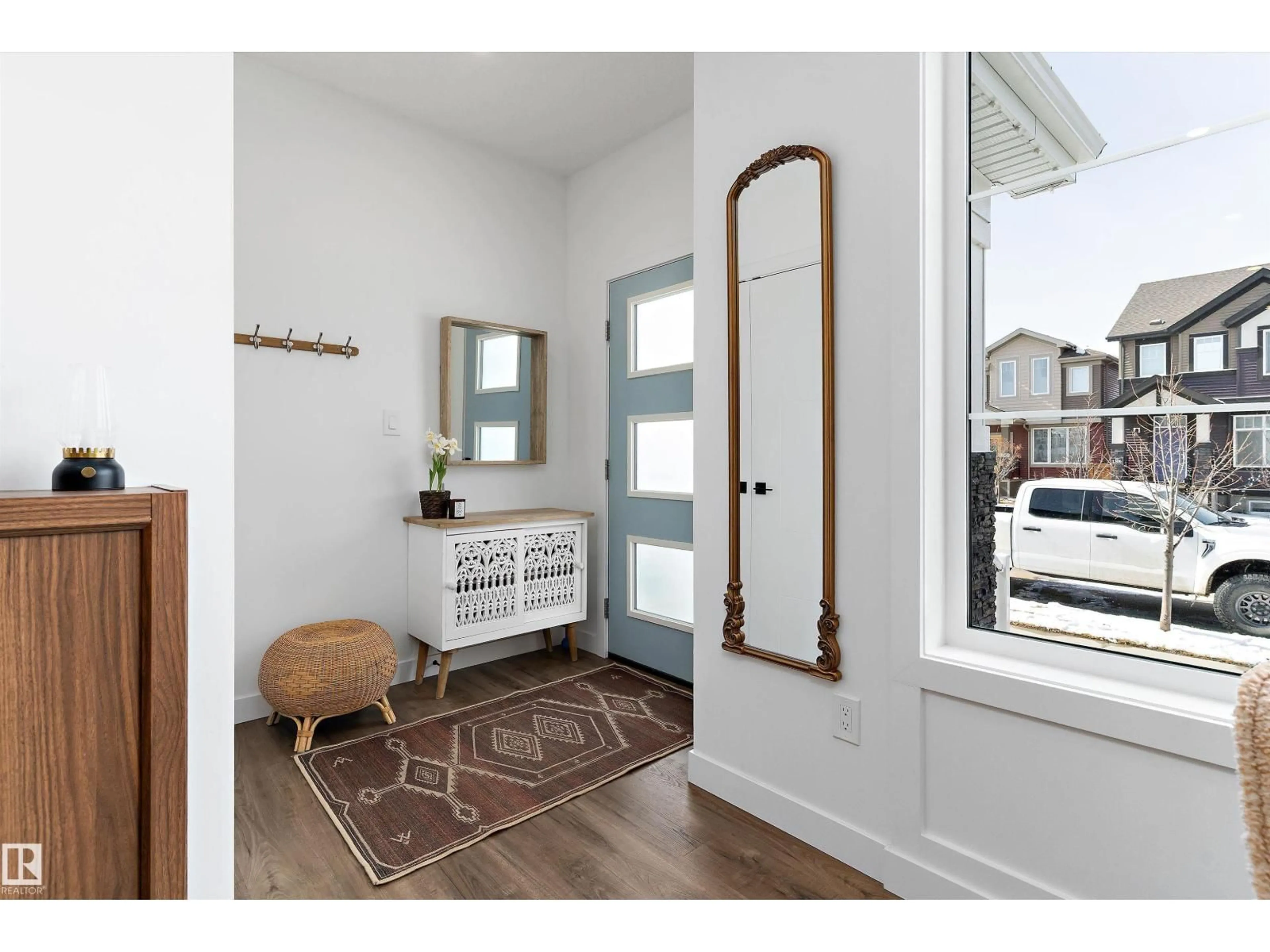 Indoor entryway for 1305 ENRIGHT LD, Edmonton Alberta T6M0Z3