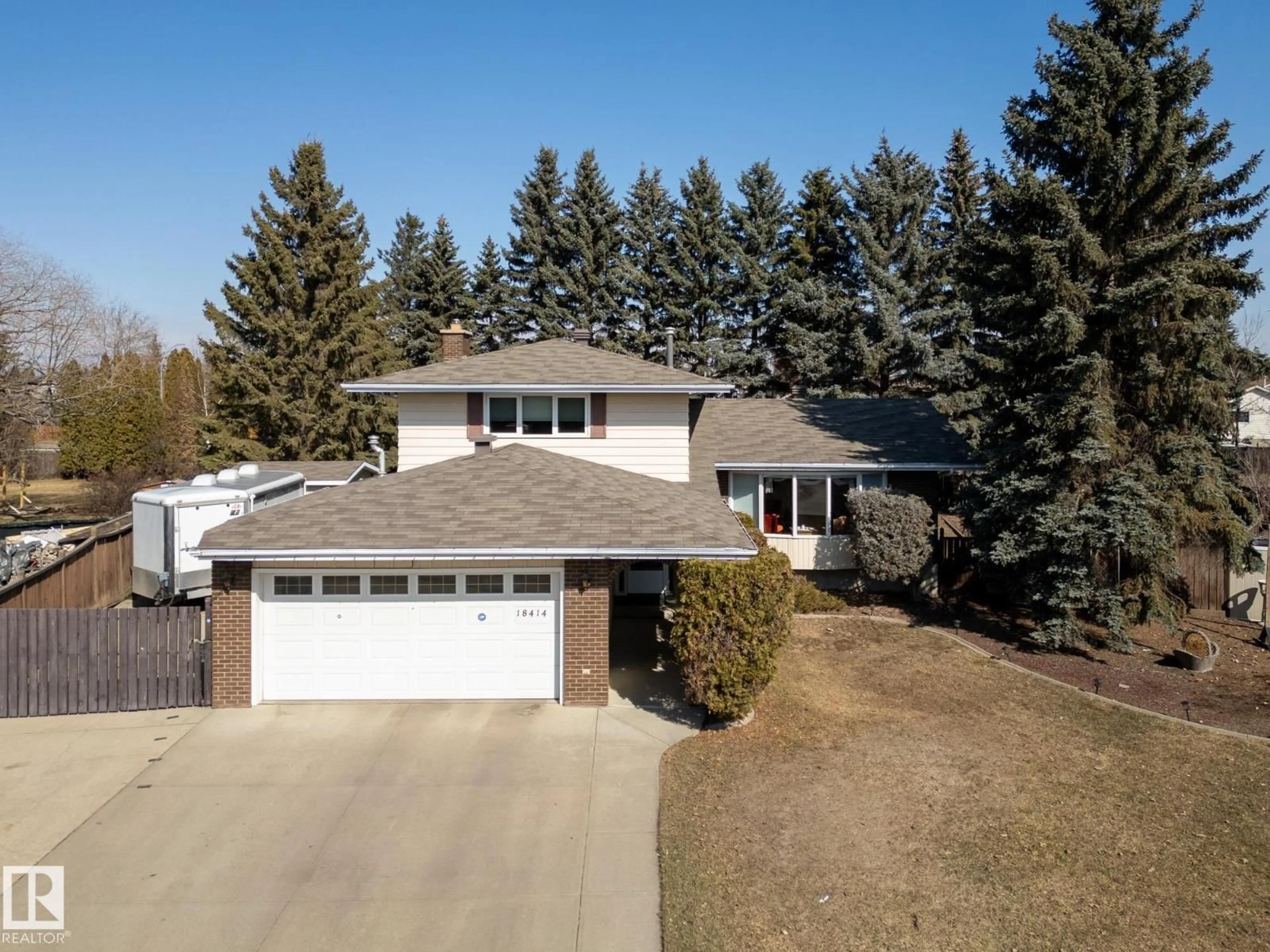 A pic from outside/outdoor area/front of a property/back of a property/a pic from drone, street for 18414 93 AV, Edmonton Alberta T5T1P6