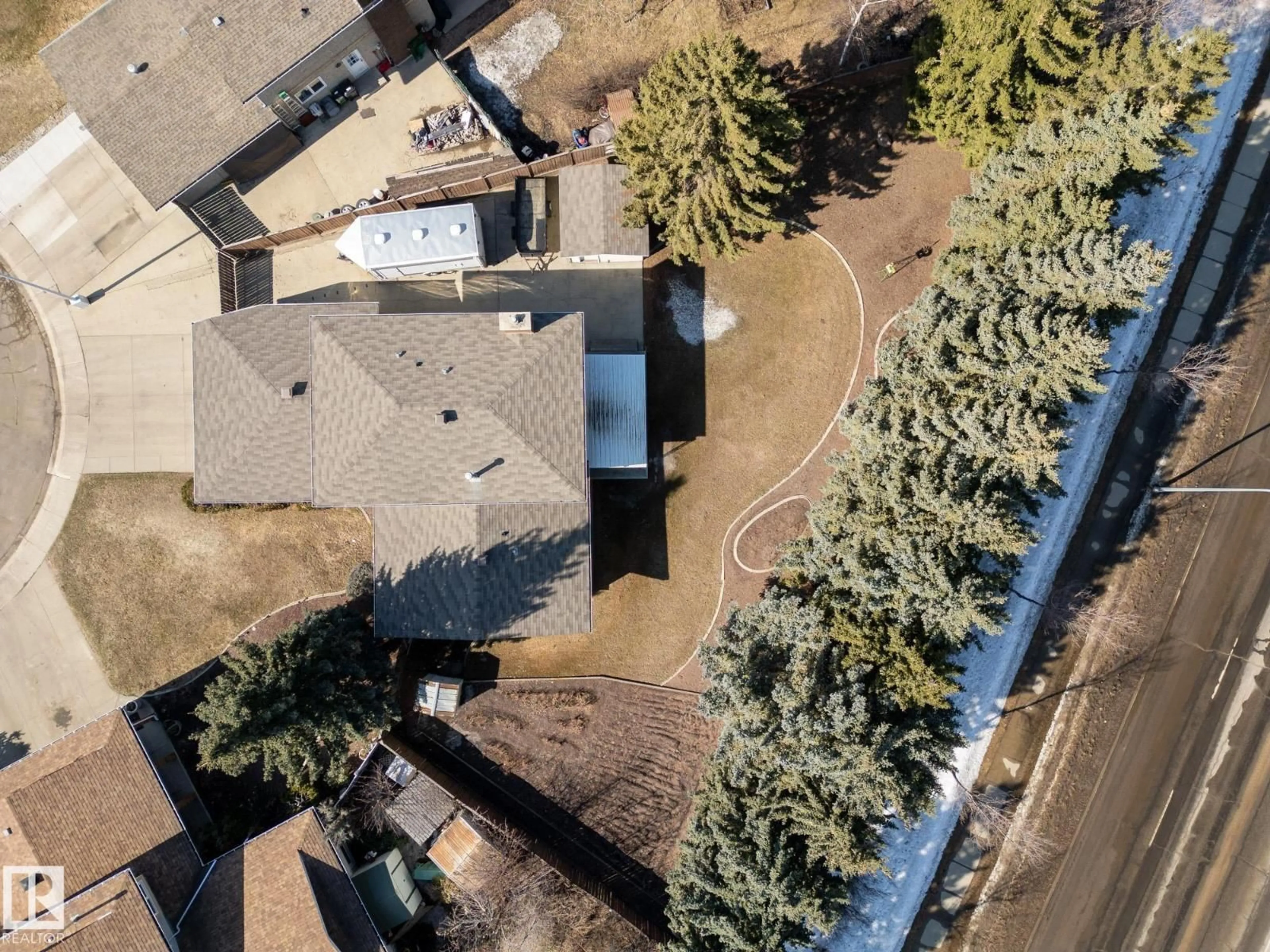A pic from outside/outdoor area/front of a property/back of a property/a pic from drone, street for 18414 93 AV, Edmonton Alberta T5T1P6