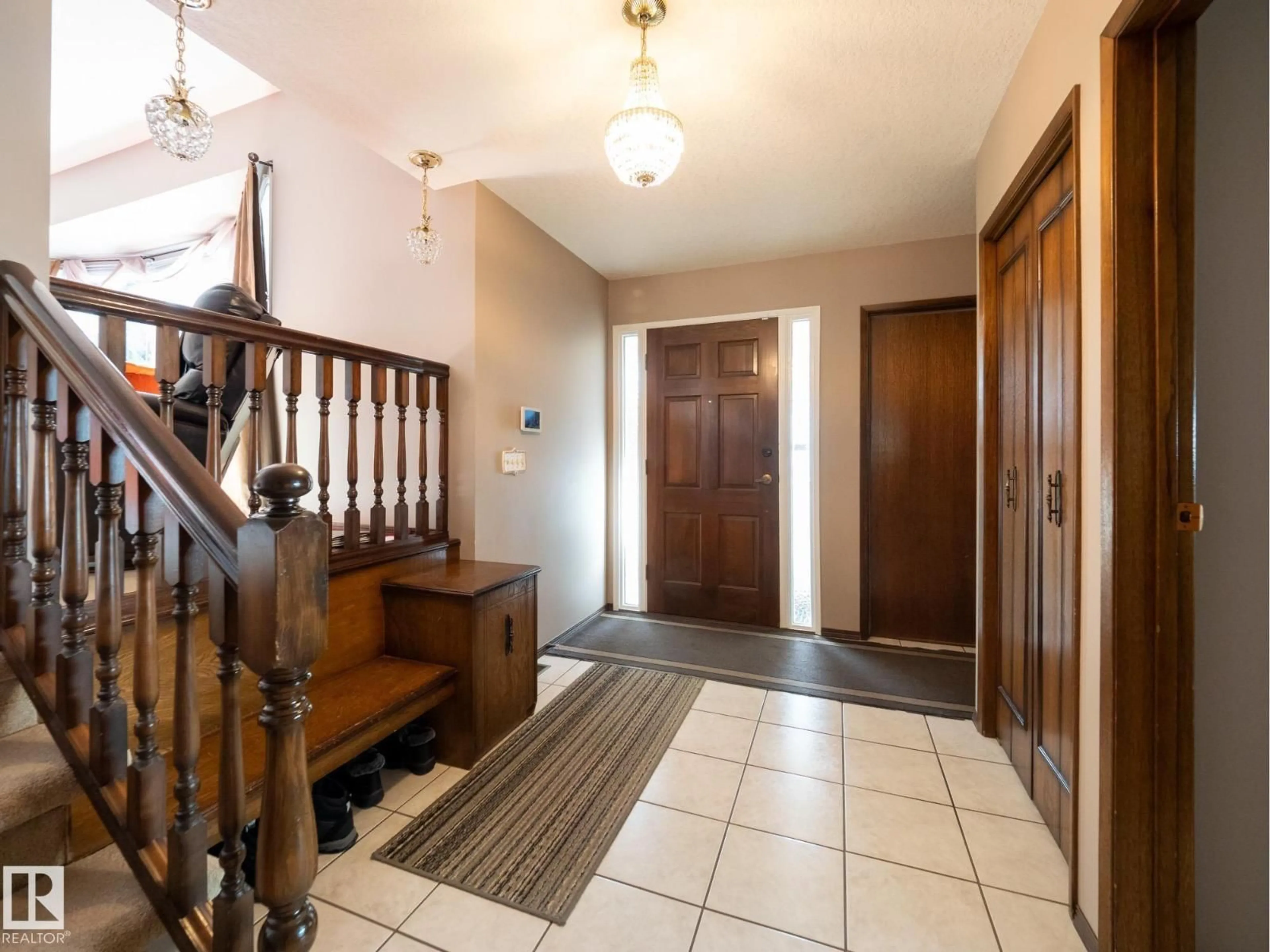 Indoor foyer for 18414 93 AV, Edmonton Alberta T5T1P6