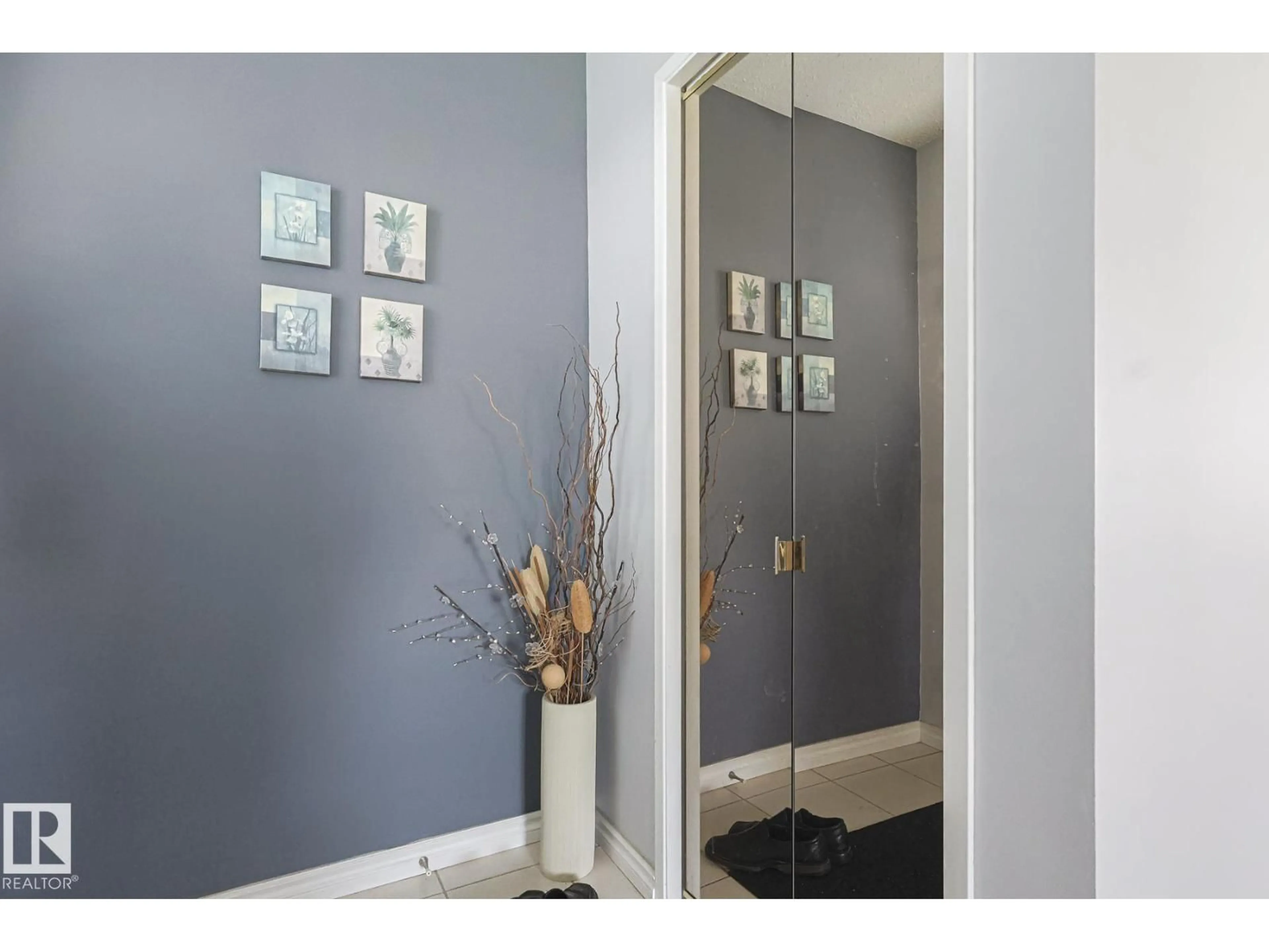 Indoor entryway for 10439 16 AV, Edmonton Alberta T6J5T1