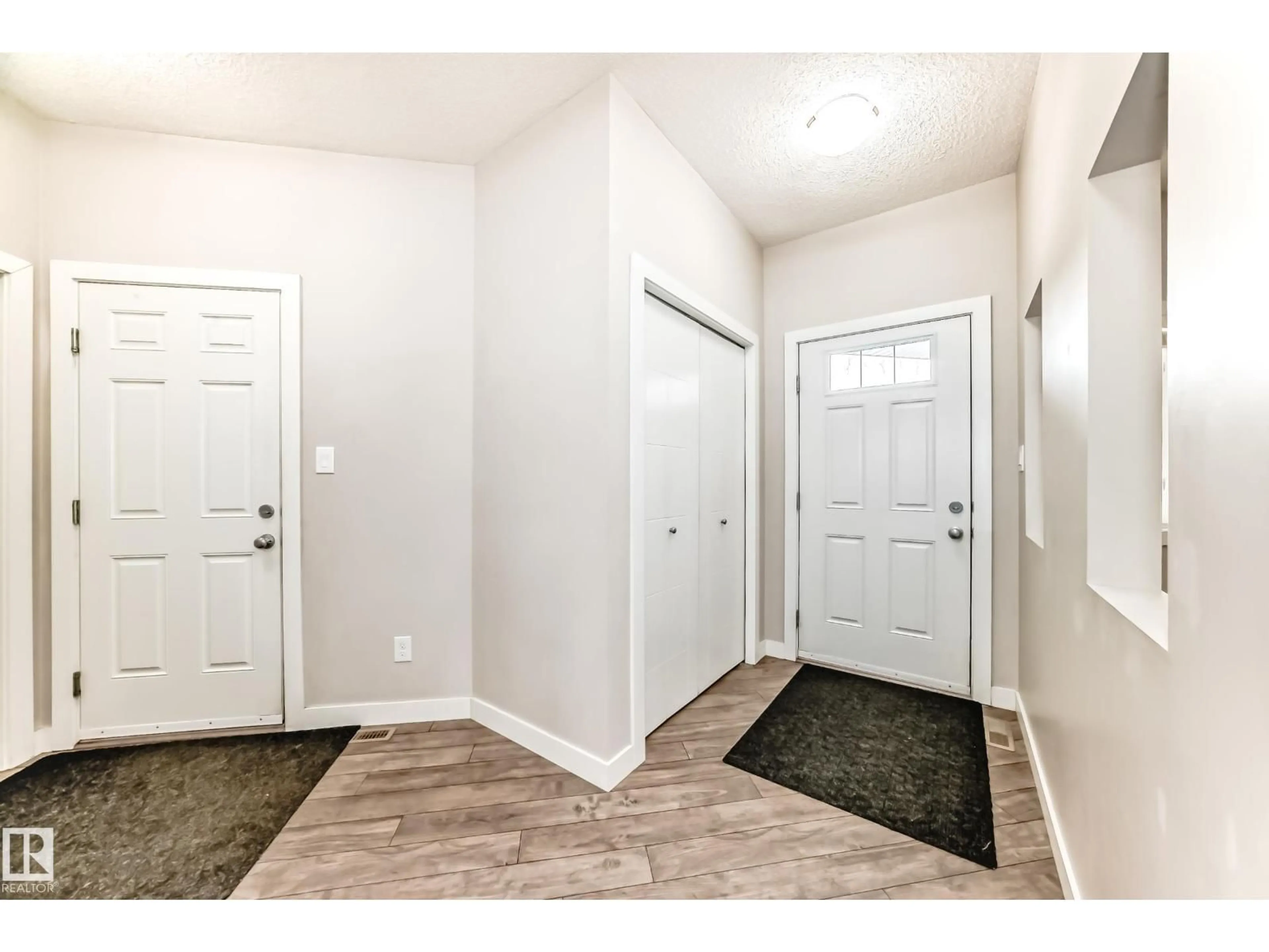 Indoor entryway for 8432 219 ST, Edmonton Alberta T5T7E1