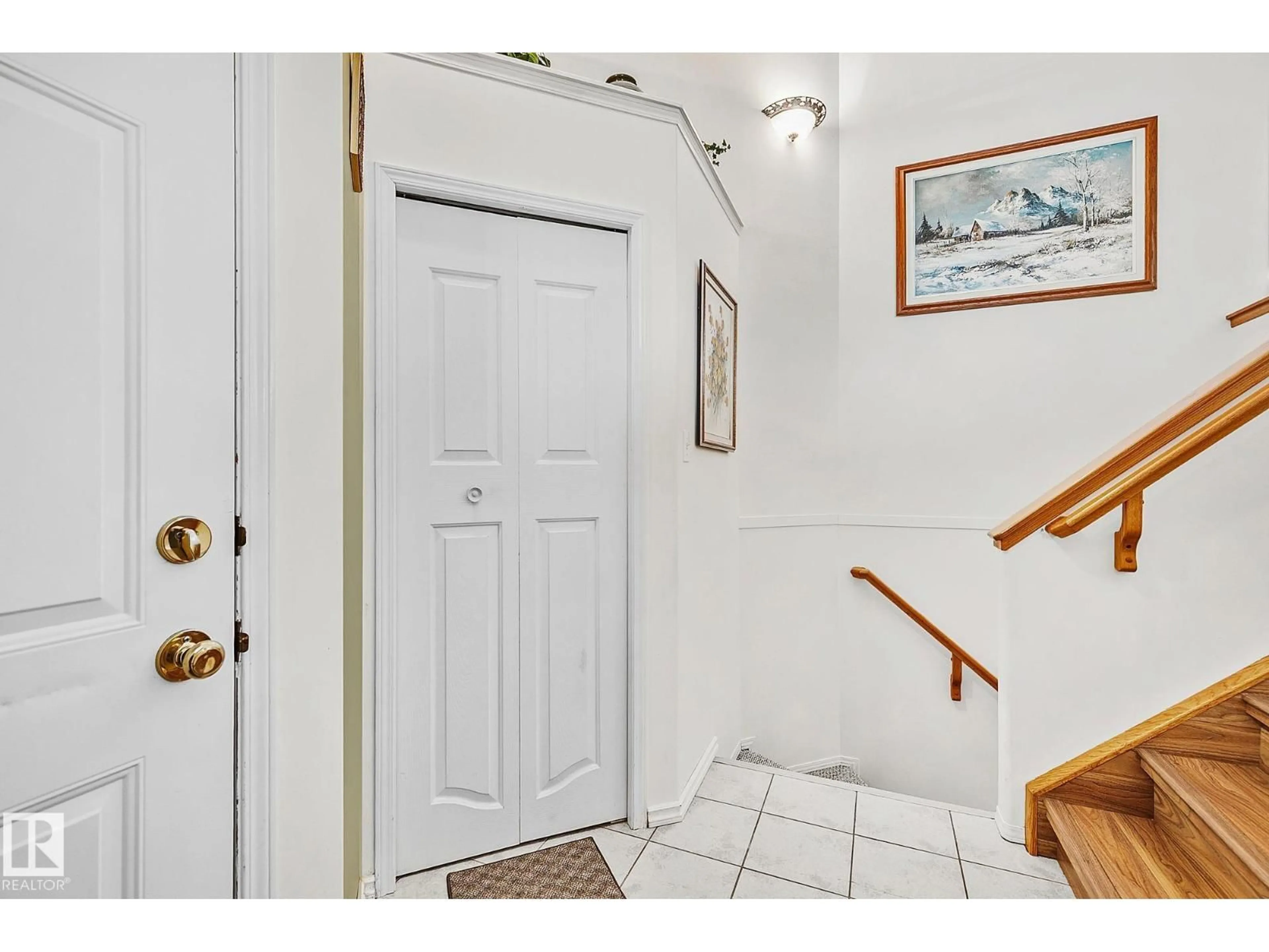 Indoor entryway for 2 CREEKSIDE WY, Spruce Grove Alberta T7X3Y7