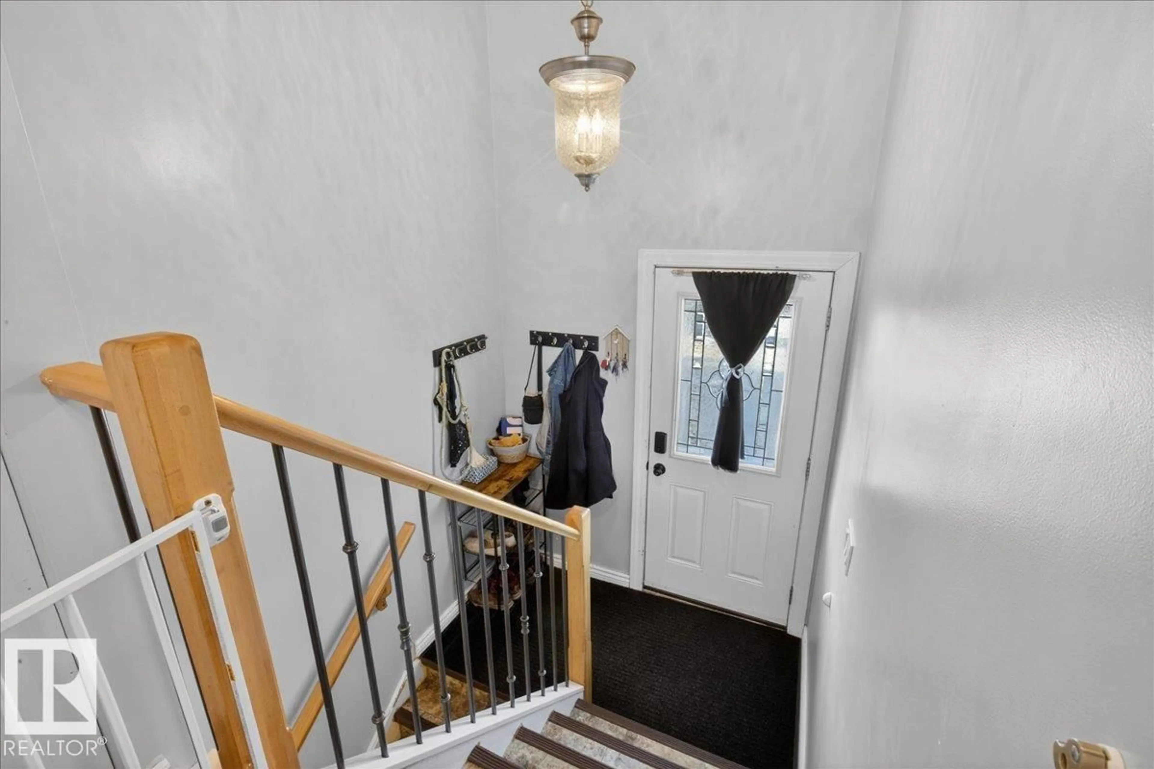 Indoor foyer for 33 COLLINGWOOD AV E, Spruce Grove Alberta T7X2A9