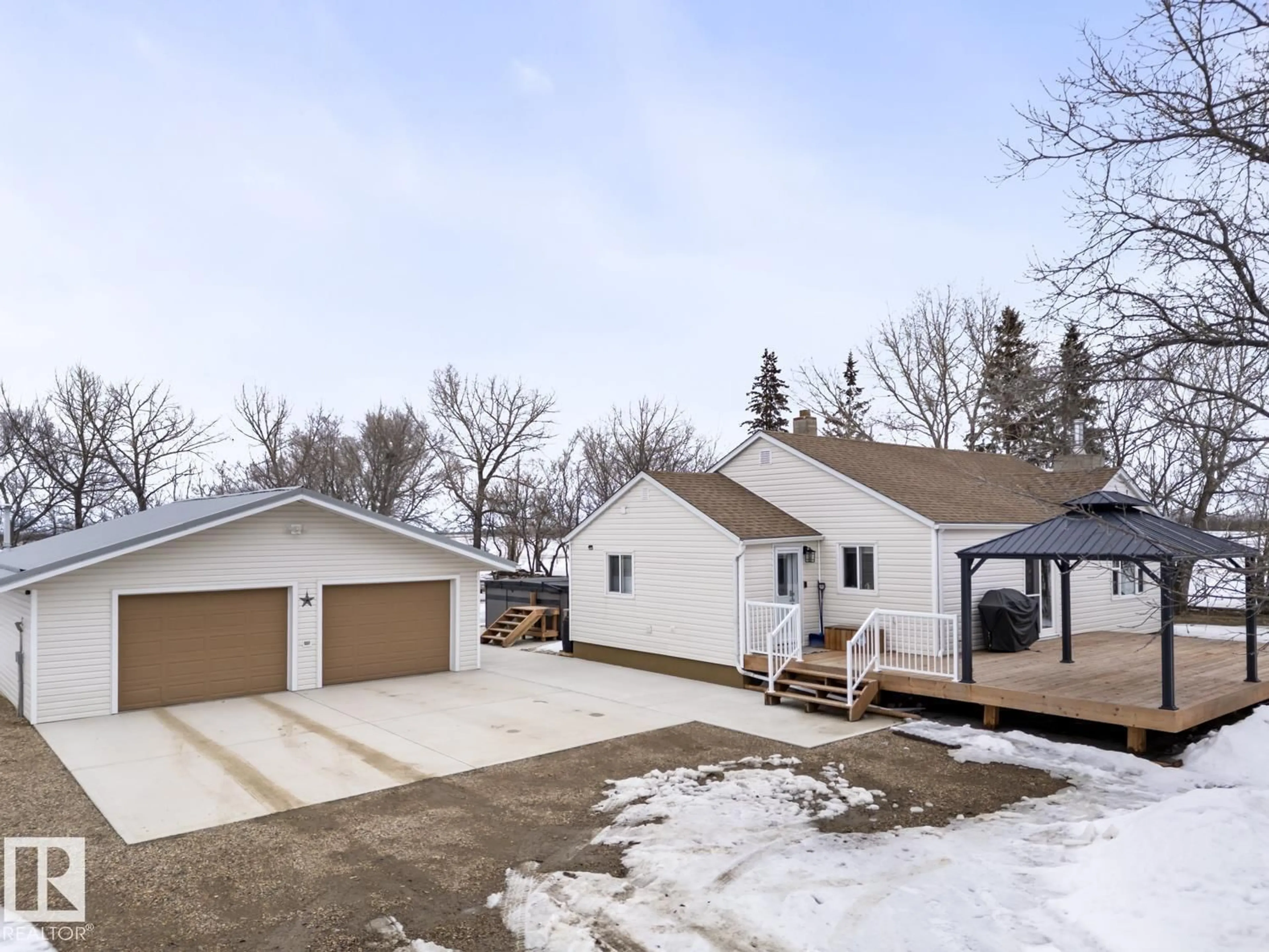 A pic from outside/outdoor area/front of a property/back of a property/a pic from drone, street for 610 - 45416 TWN RD, Rural Bonnyville M.D. Alberta T9N2G9