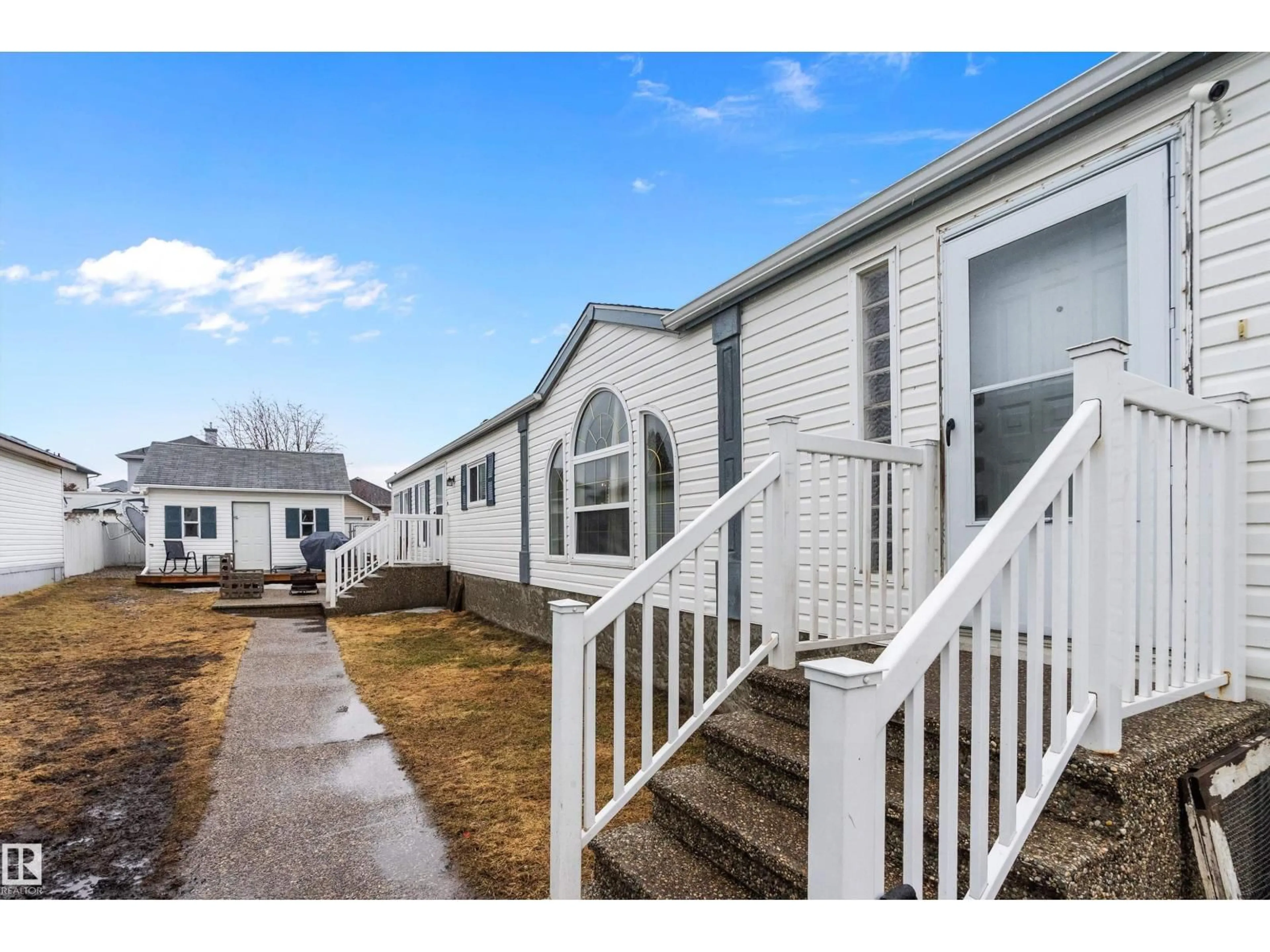 Home with vinyl exterior material, street for 3 SUNSET BV, Spruce Grove Alberta T7X3J1