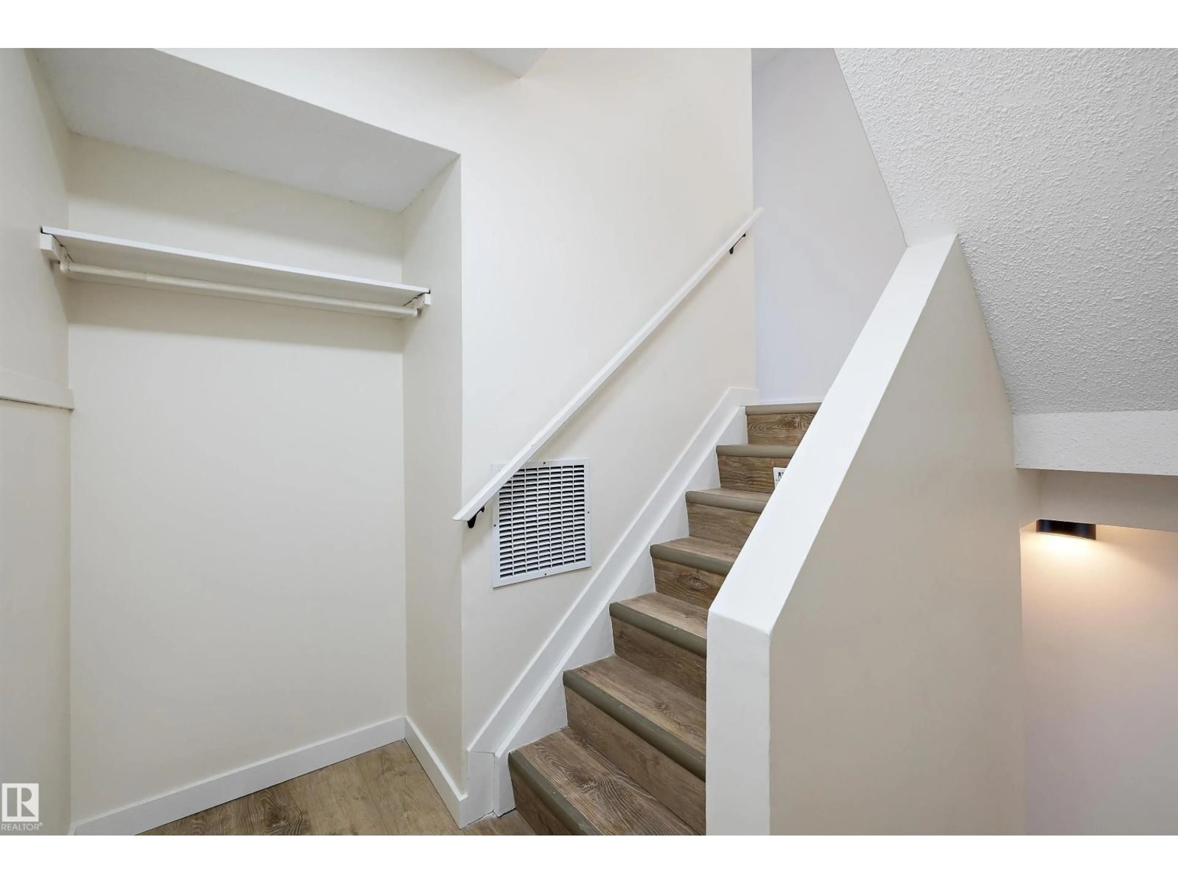 Stairs for 130 CALLINGWOOD TW, Edmonton Alberta T5T1A3