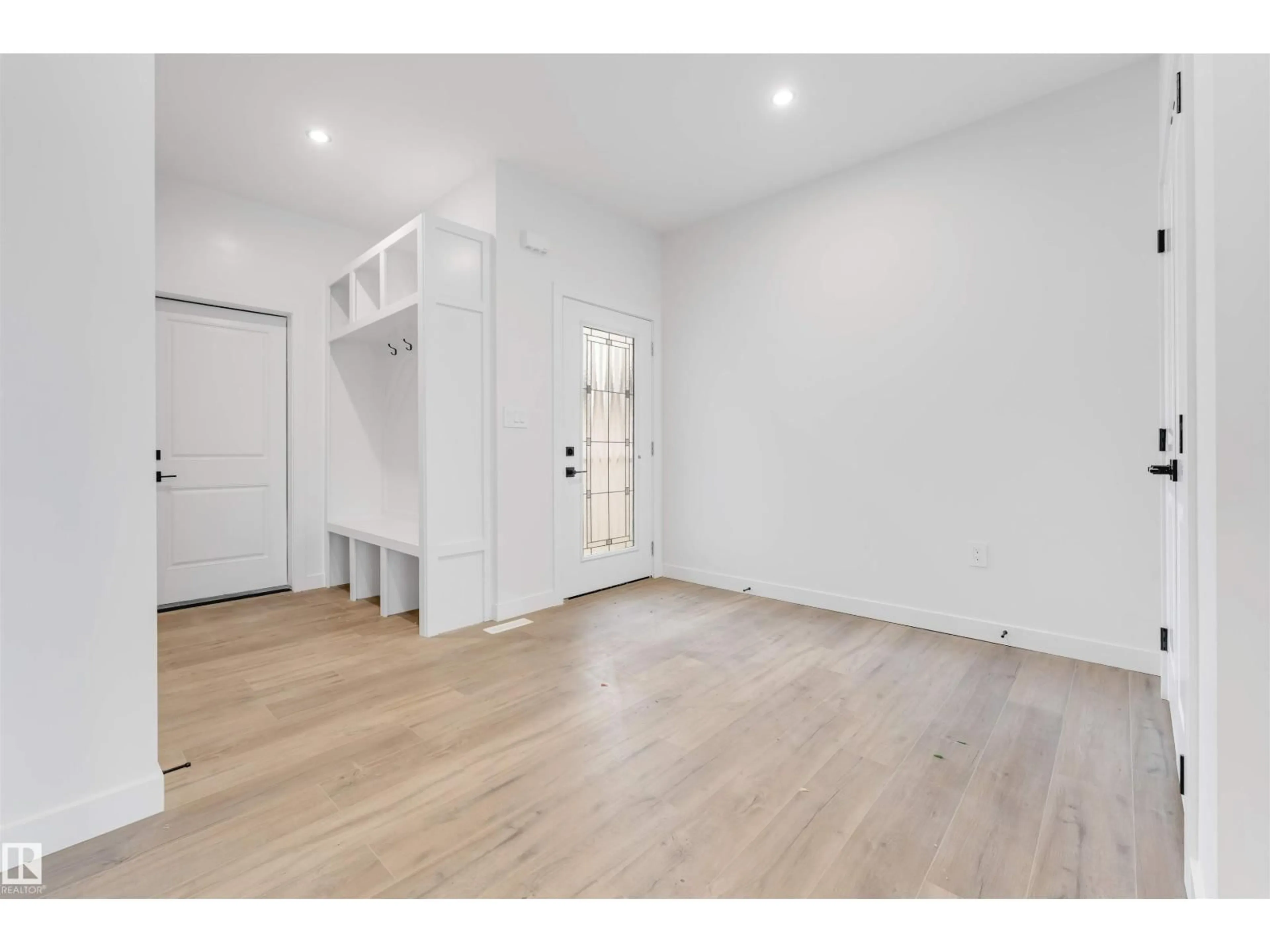 Indoor entryway for 20 MEADOWGROVE LD, Spruce Grove Alberta T7X0W2