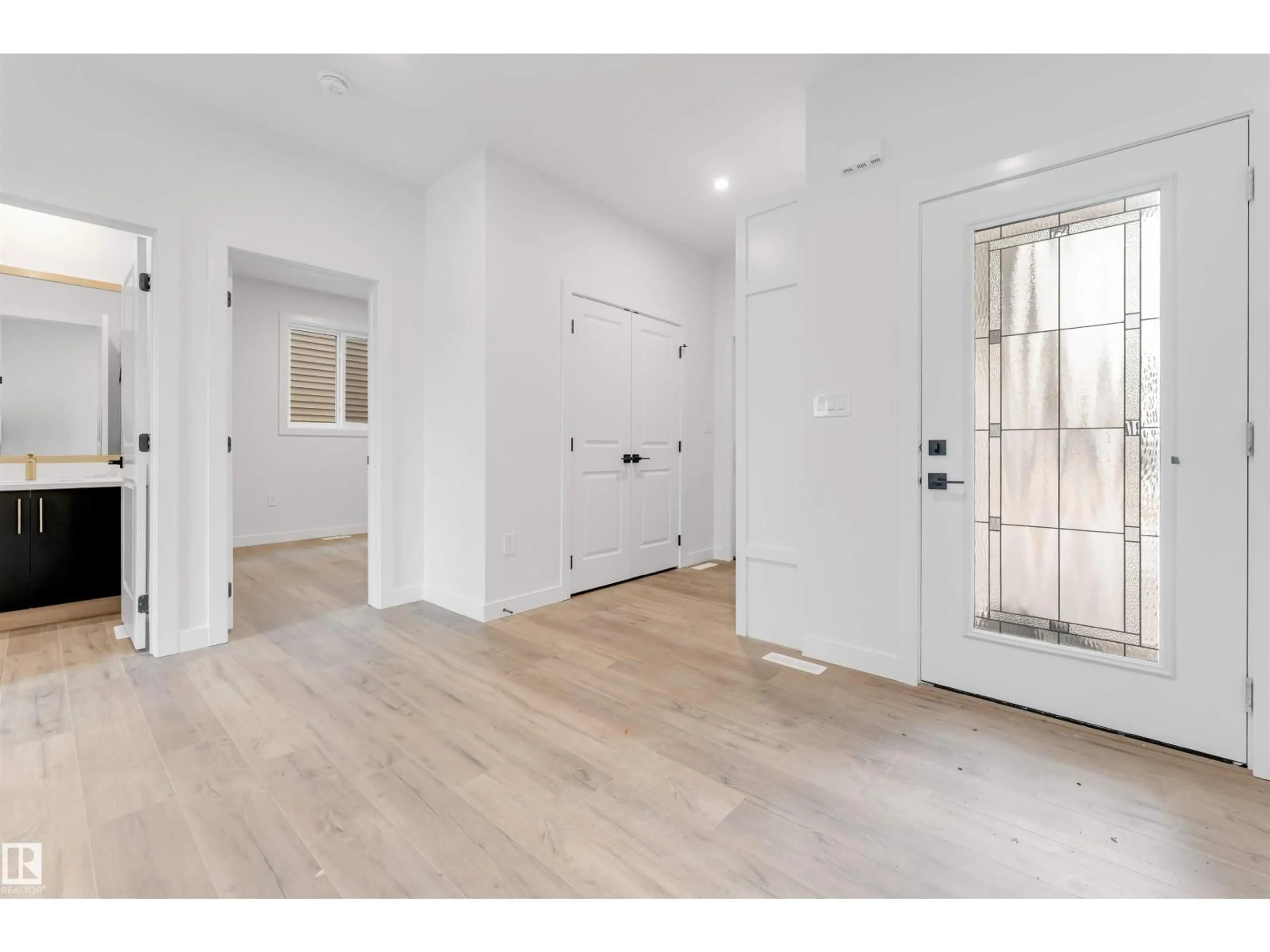 Indoor entryway for 20 MEADOWGROVE LD, Spruce Grove Alberta T7X0W2