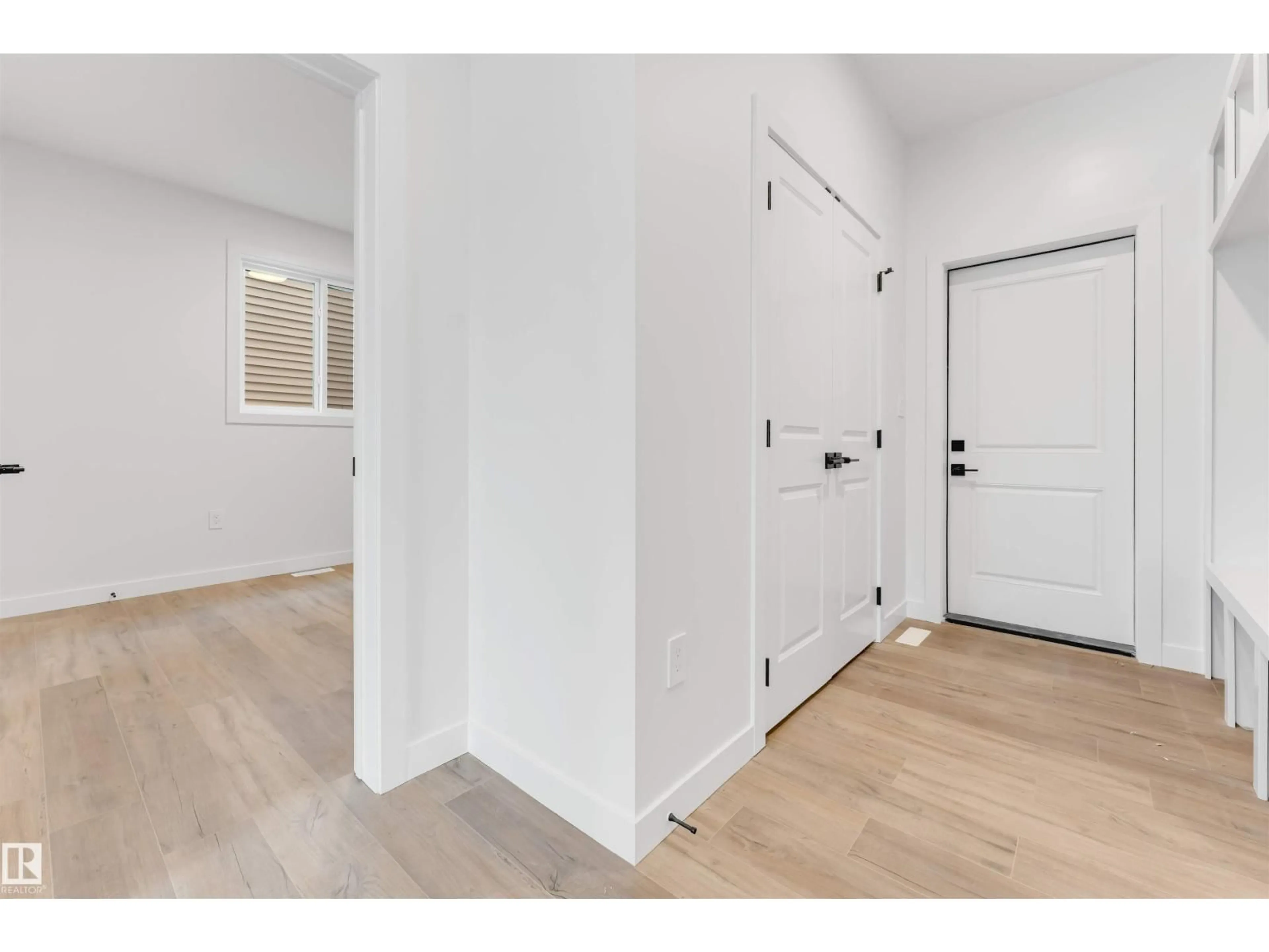 Indoor entryway for 20 MEADOWGROVE LD, Spruce Grove Alberta T7X0W2