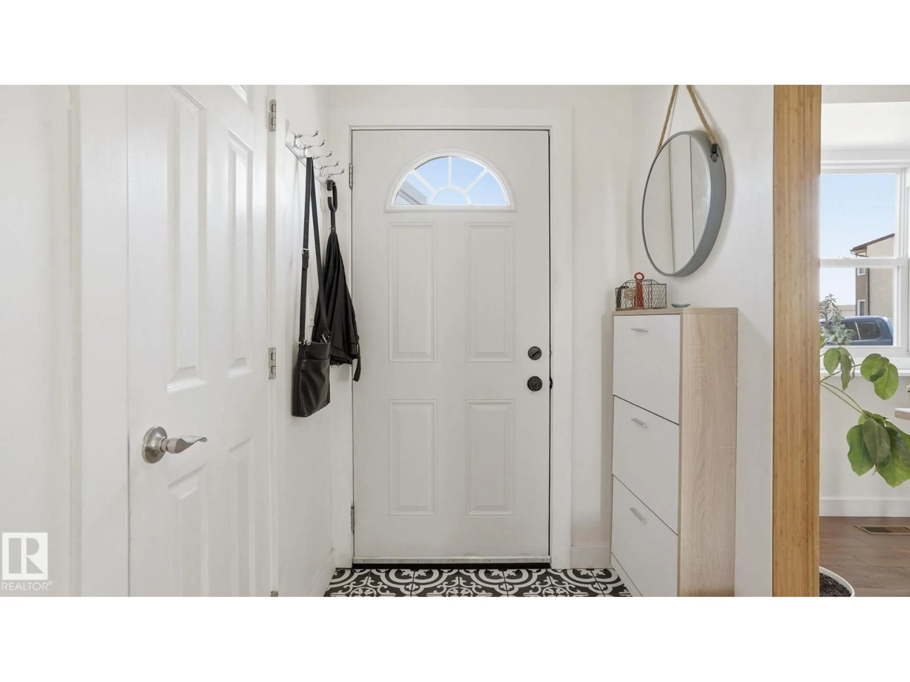 Indoor entryway for 36 10453 20 AV NW, Edmonton Alberta T6J5H1