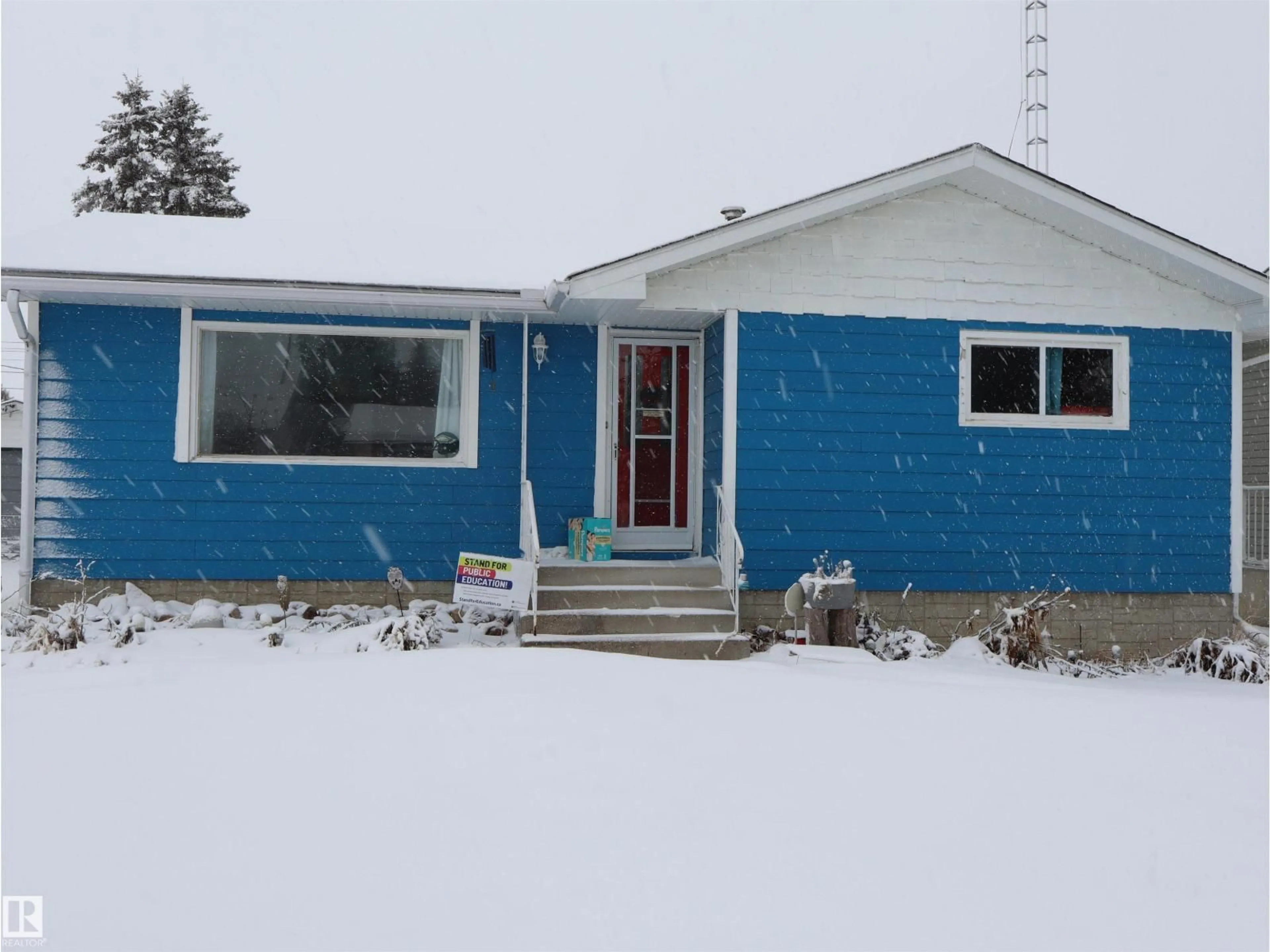 Home with vinyl exterior material, unknown for 4315 56 AV, Barrhead Alberta T7N1K1