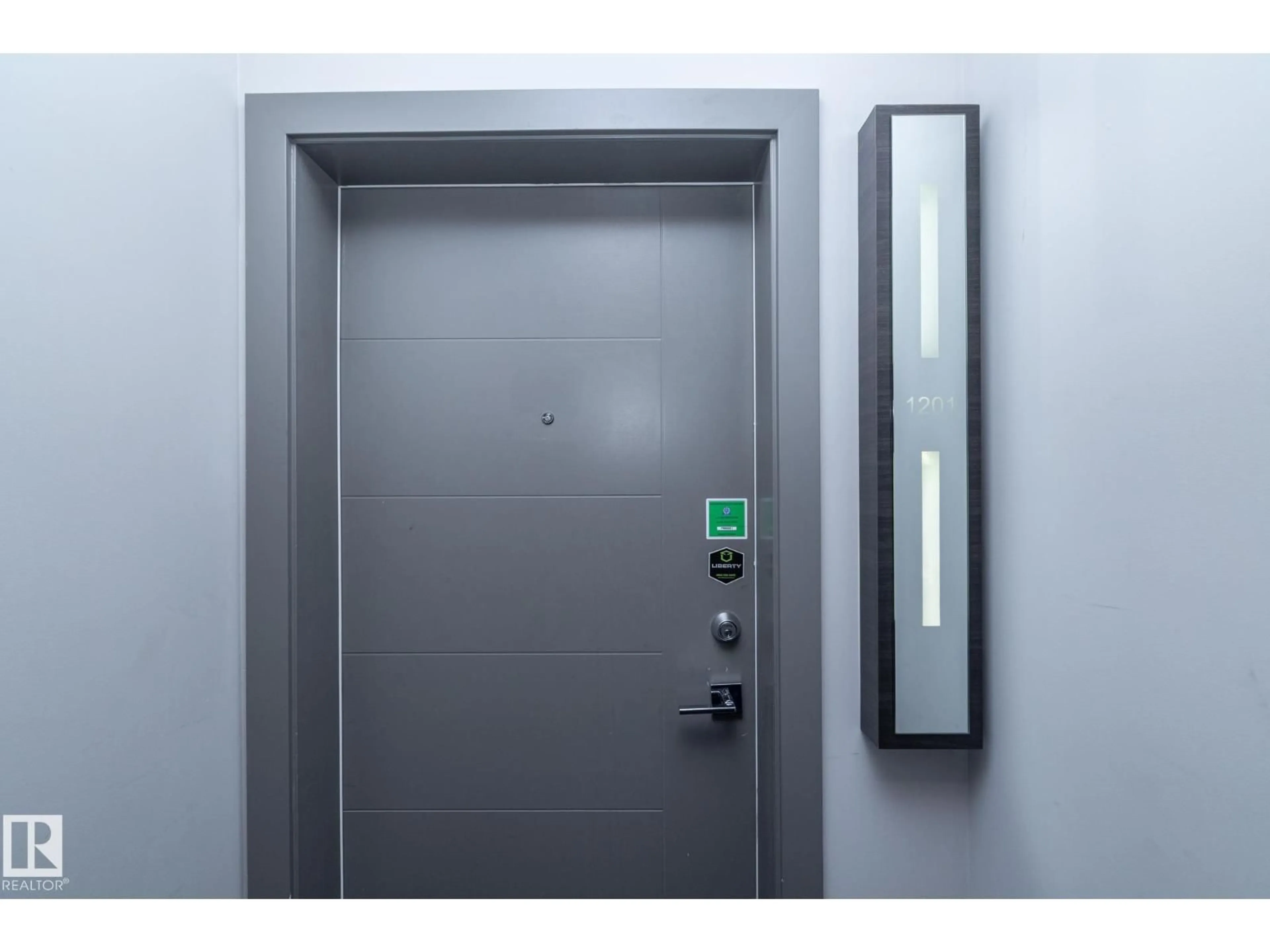 Indoor foyer for 10238 - 1201 103 ST NW, Edmonton Alberta T5J0G6