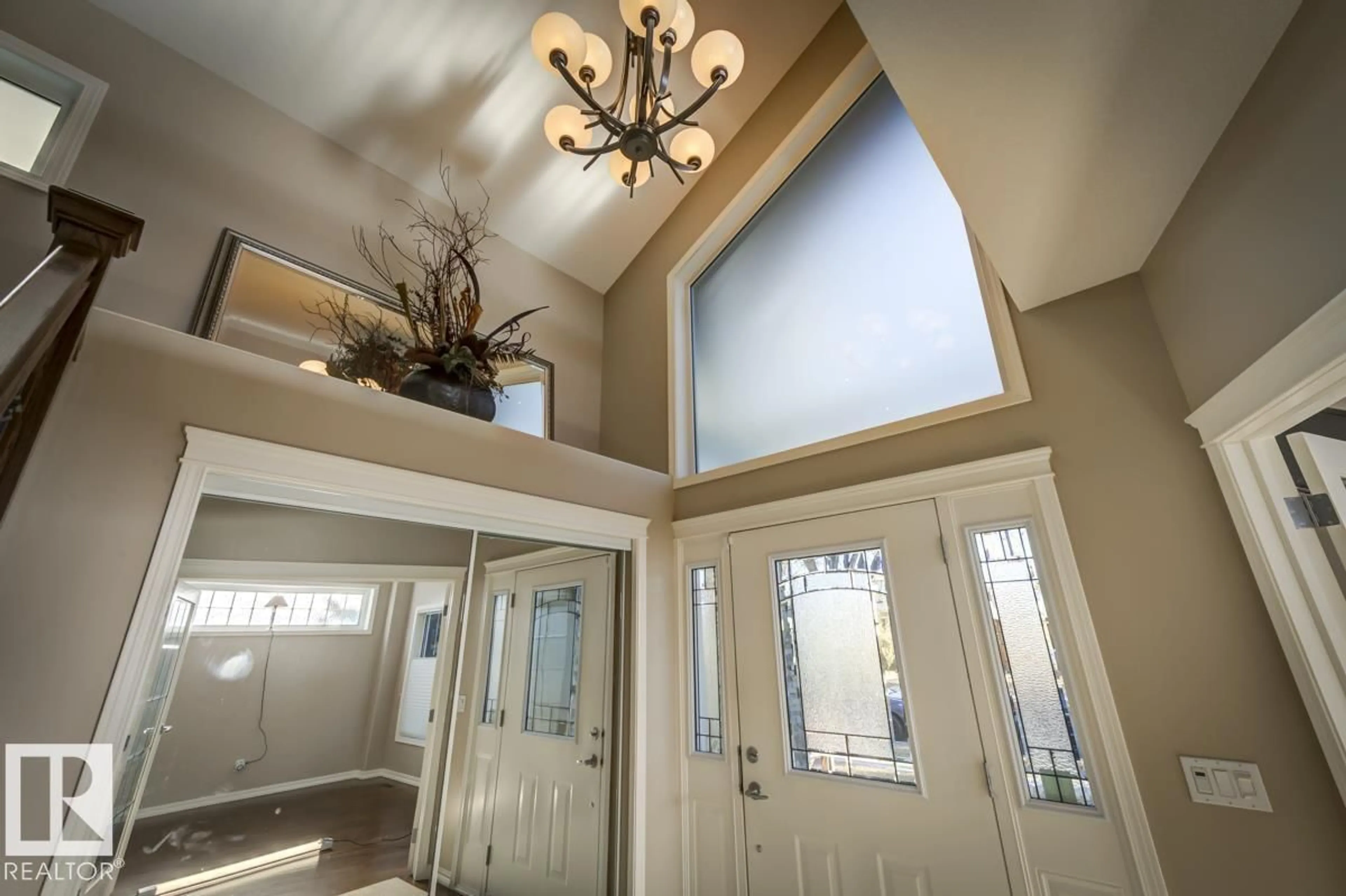 Indoor foyer for NW - 11122 52 ST, Edmonton Alberta T5W3B7