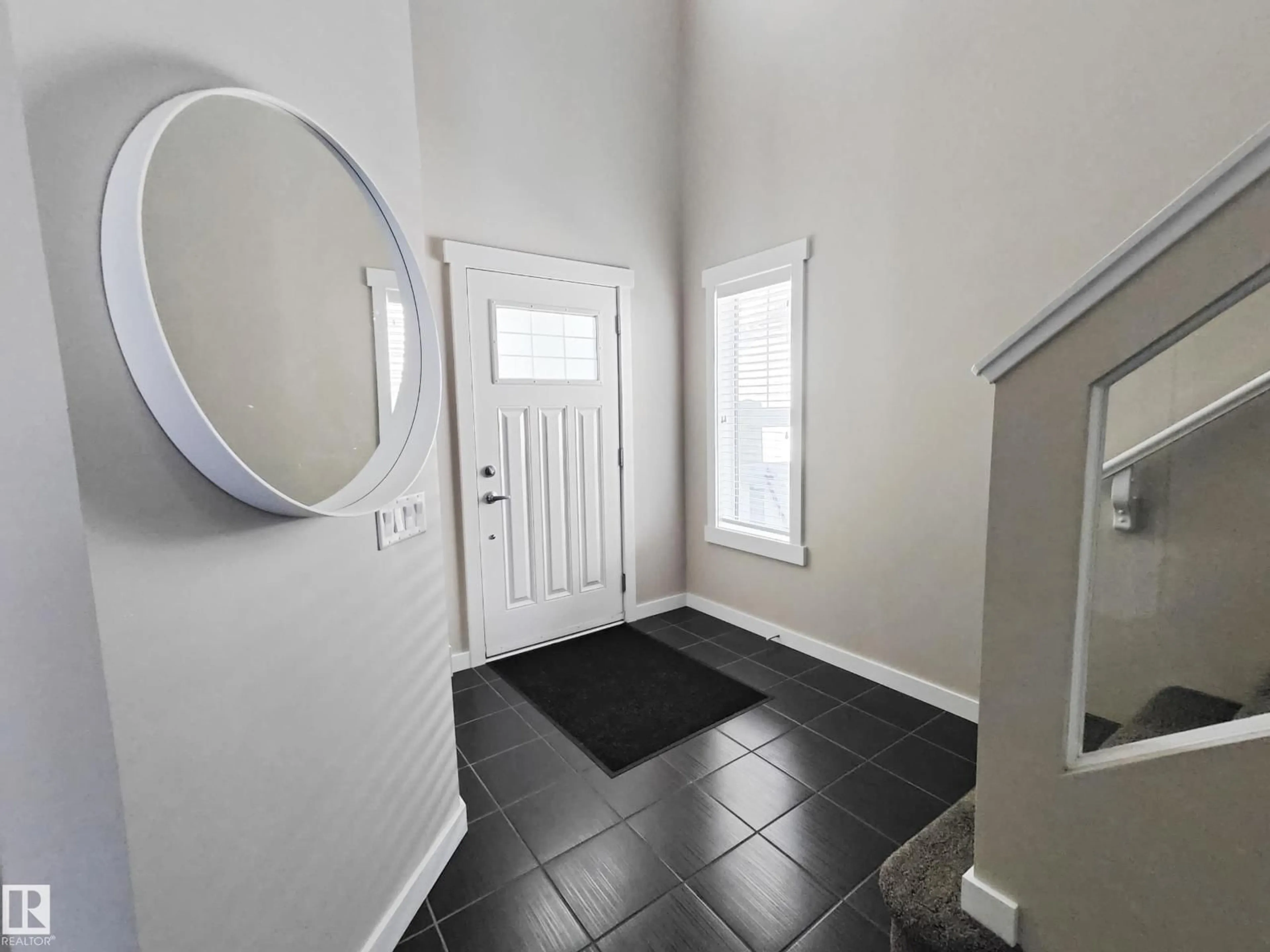 Indoor entryway for 8008 18 AV SW, Edmonton Alberta T6X0Z8