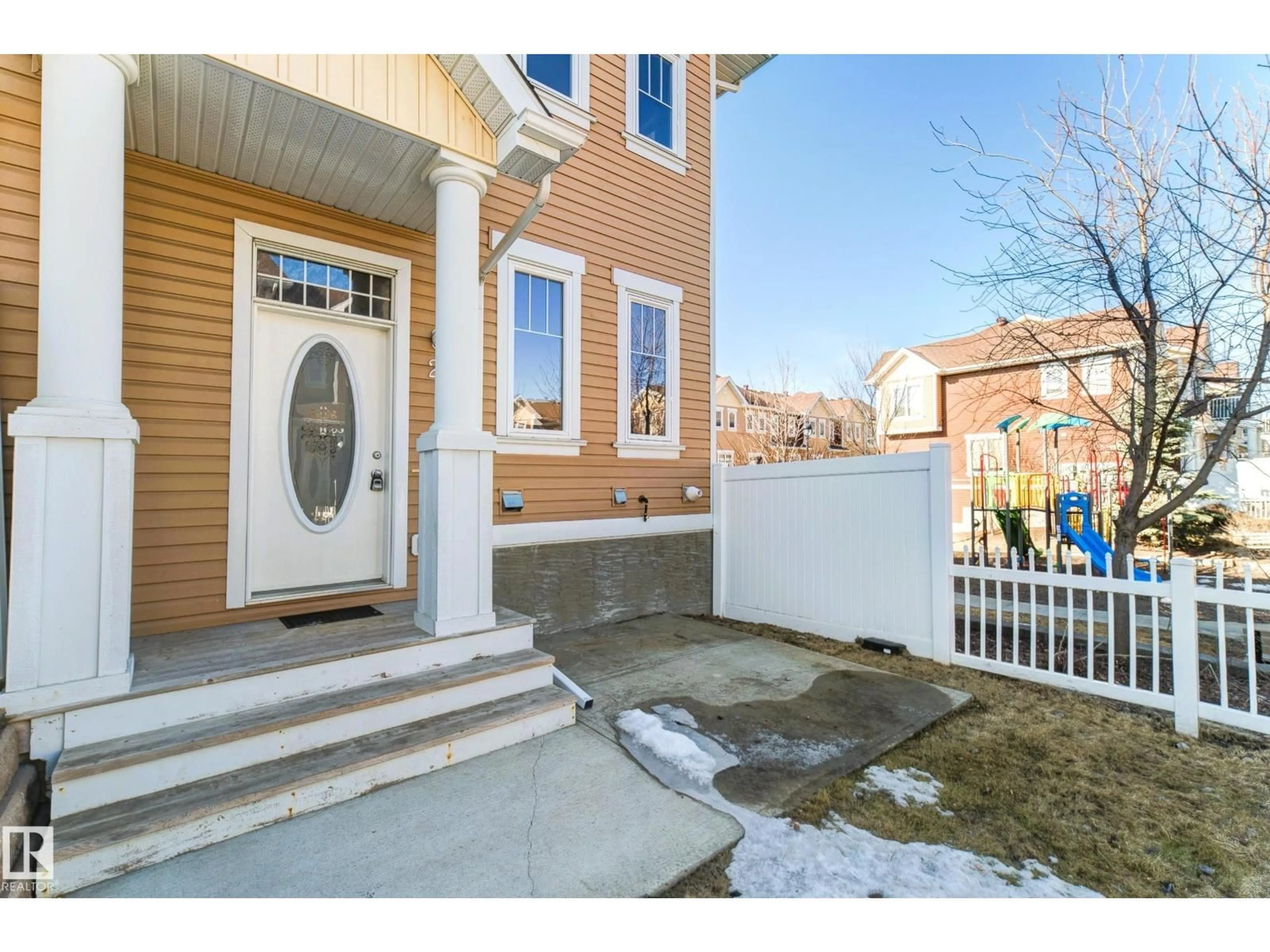 Indoor entryway for #27 - 1623 TOWNE CENTRE BV, Edmonton Alberta T6R0S3