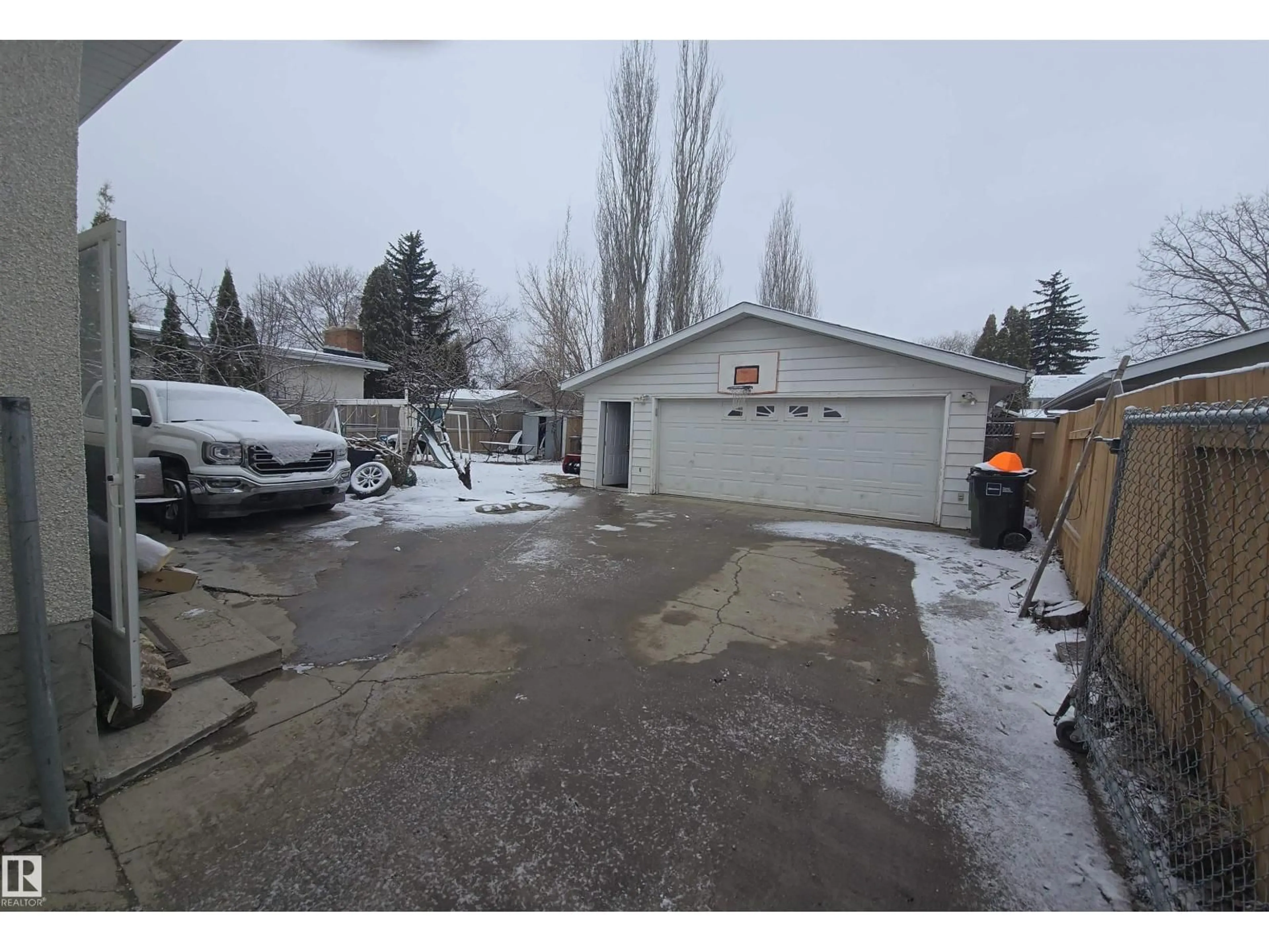 Indoor garage for NW - 16912 110 ST, Edmonton Alberta T5X2N8