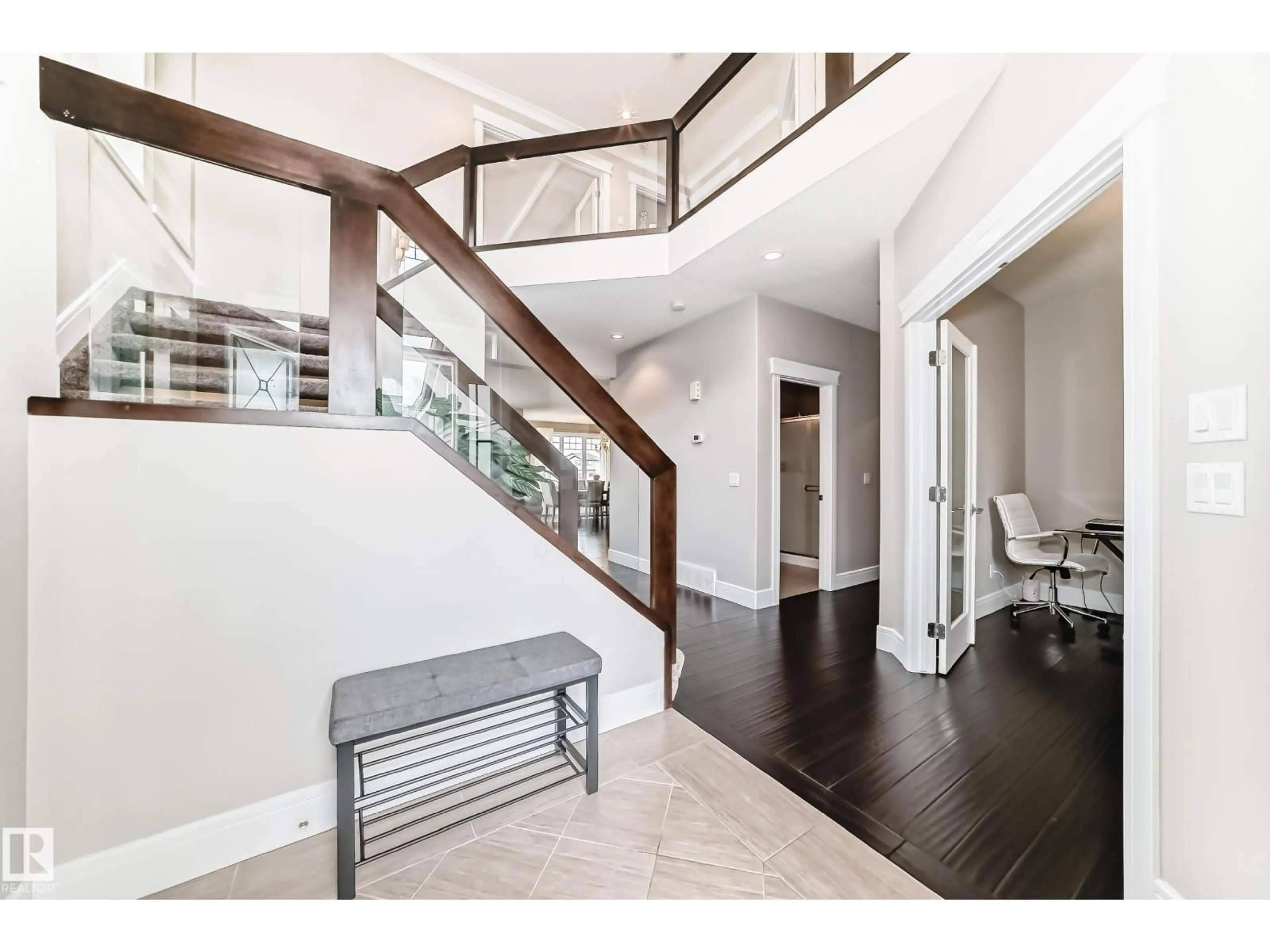 Indoor entryway for 4134 CHARLES LI SW, Edmonton Alberta T6W0Z5