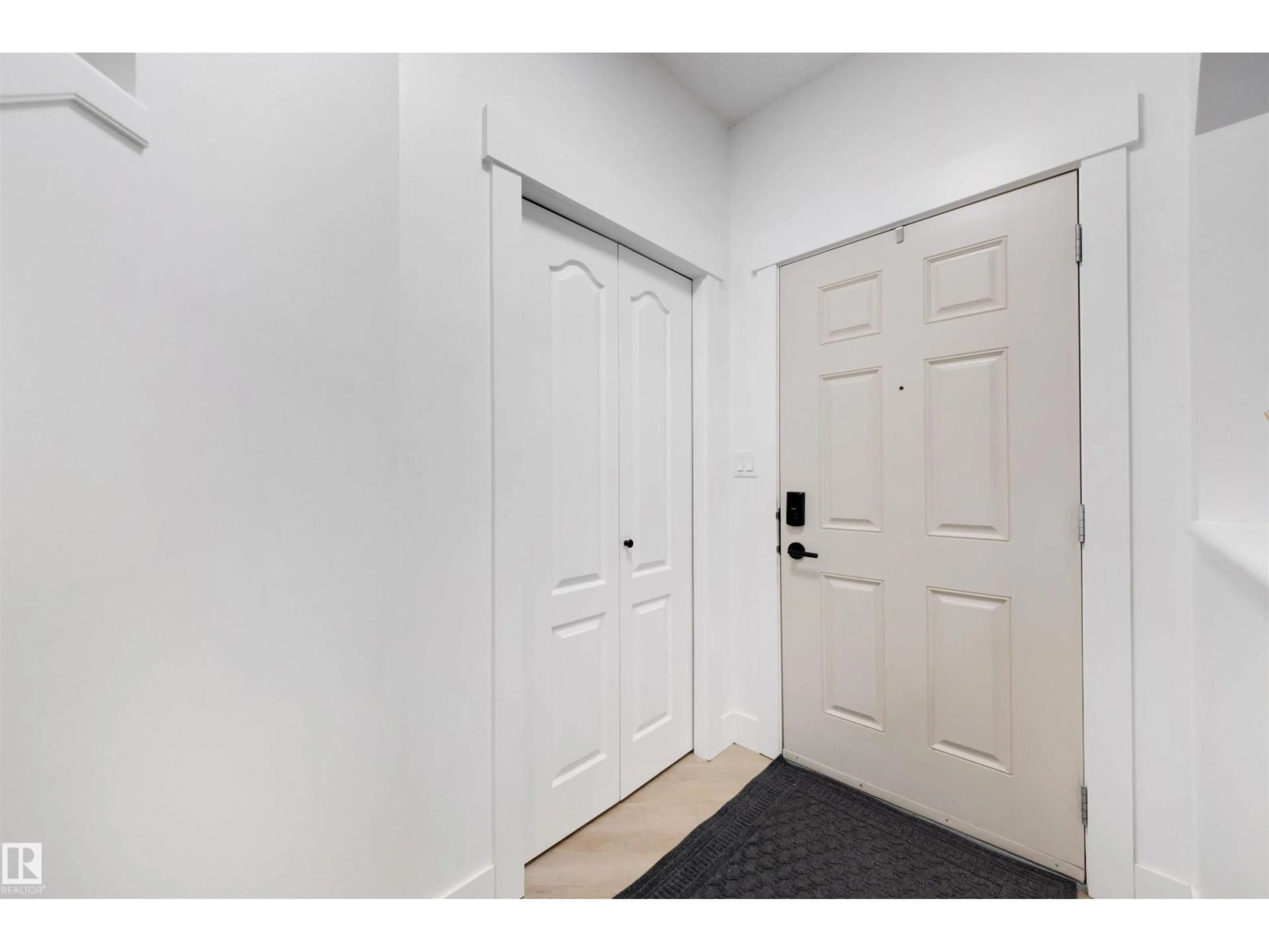 Indoor foyer for 1322 MALONE PL, Edmonton Alberta T6R0G6