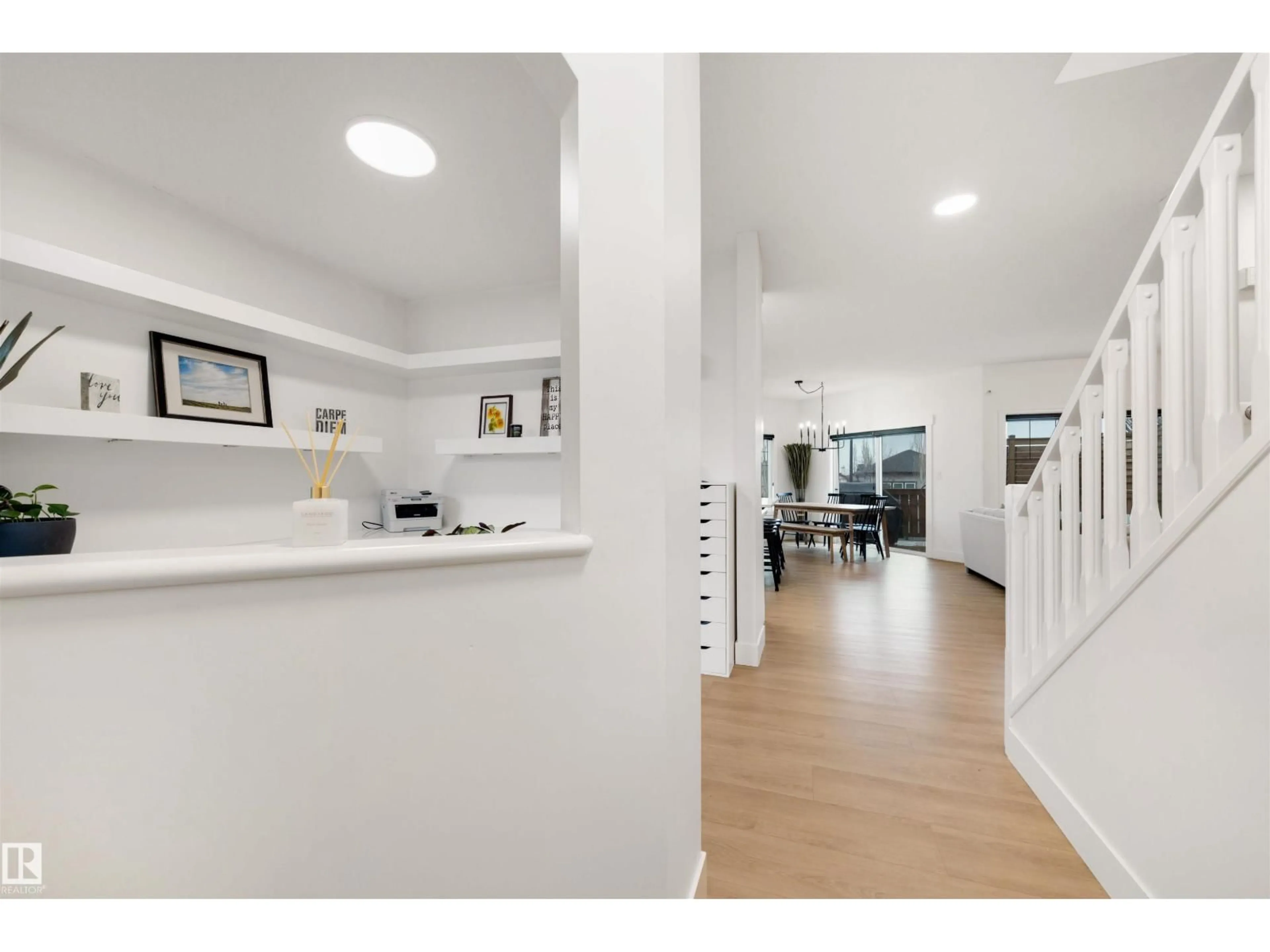 Indoor foyer for 1322 MALONE PL, Edmonton Alberta T6R0G6