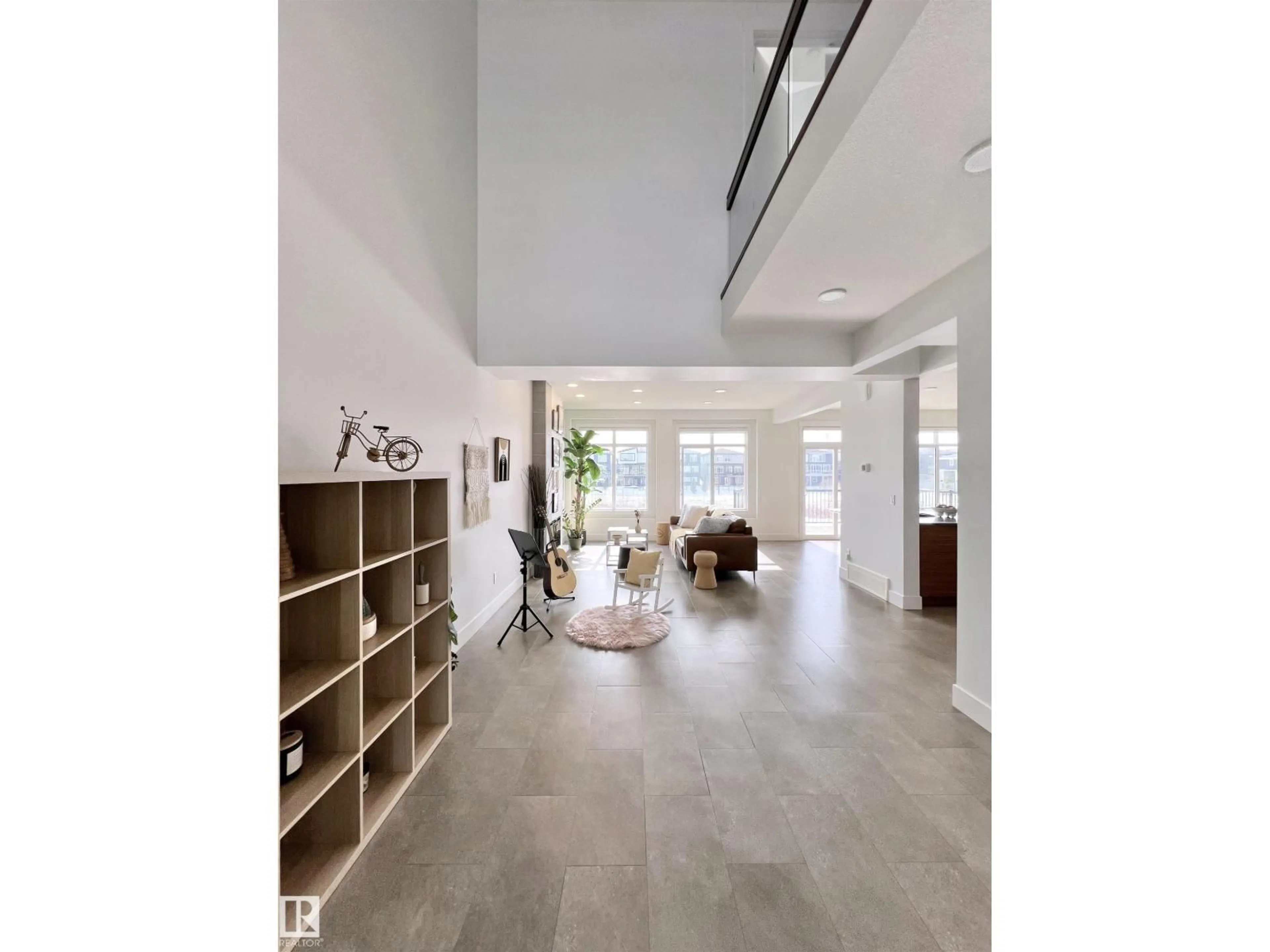 Indoor foyer for 6055 KING LANDING LD, Edmonton Alberta T6W4K5